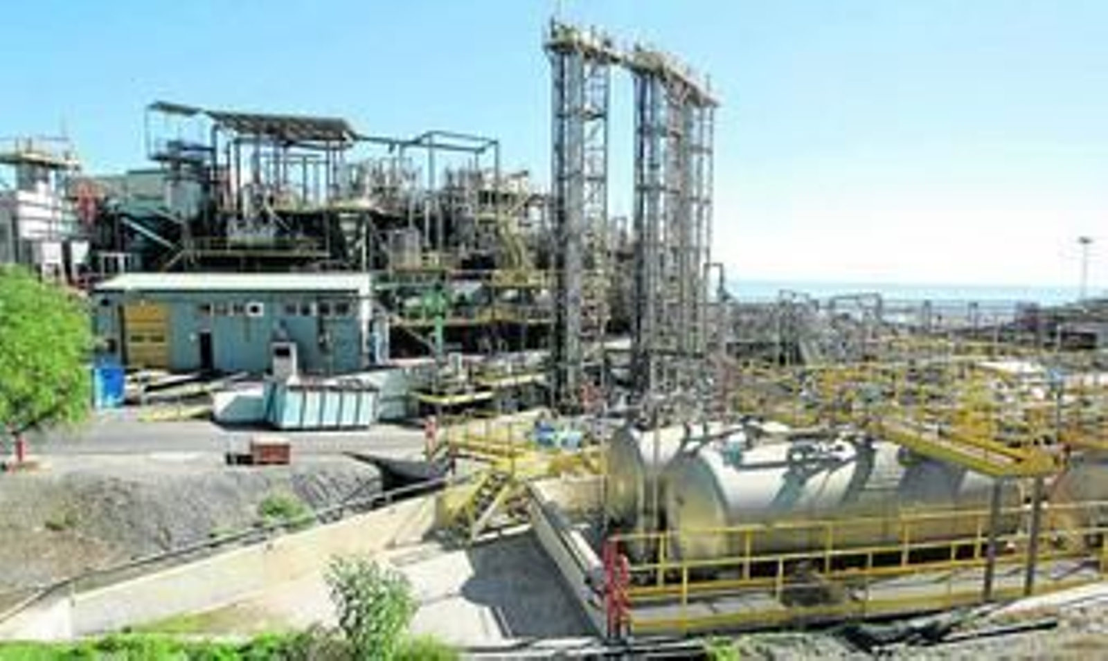 Instalaciones de la empresa de fabricación de antibióticos Deretil, en Villaricos.