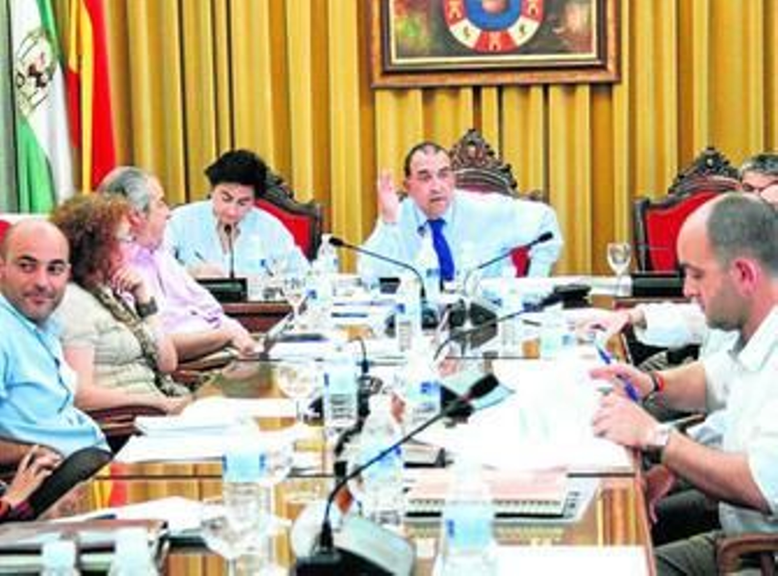 José Cejudo, en el centro, durante su intervención en el Pleno de ayer para defender la propuesta de Garzón.