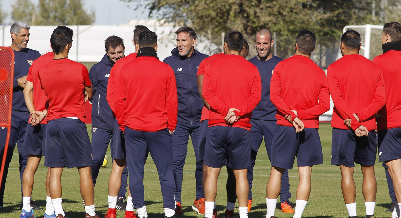 Eduardo Berizzo se dirige a la plantilla en la ciudad deportiva.