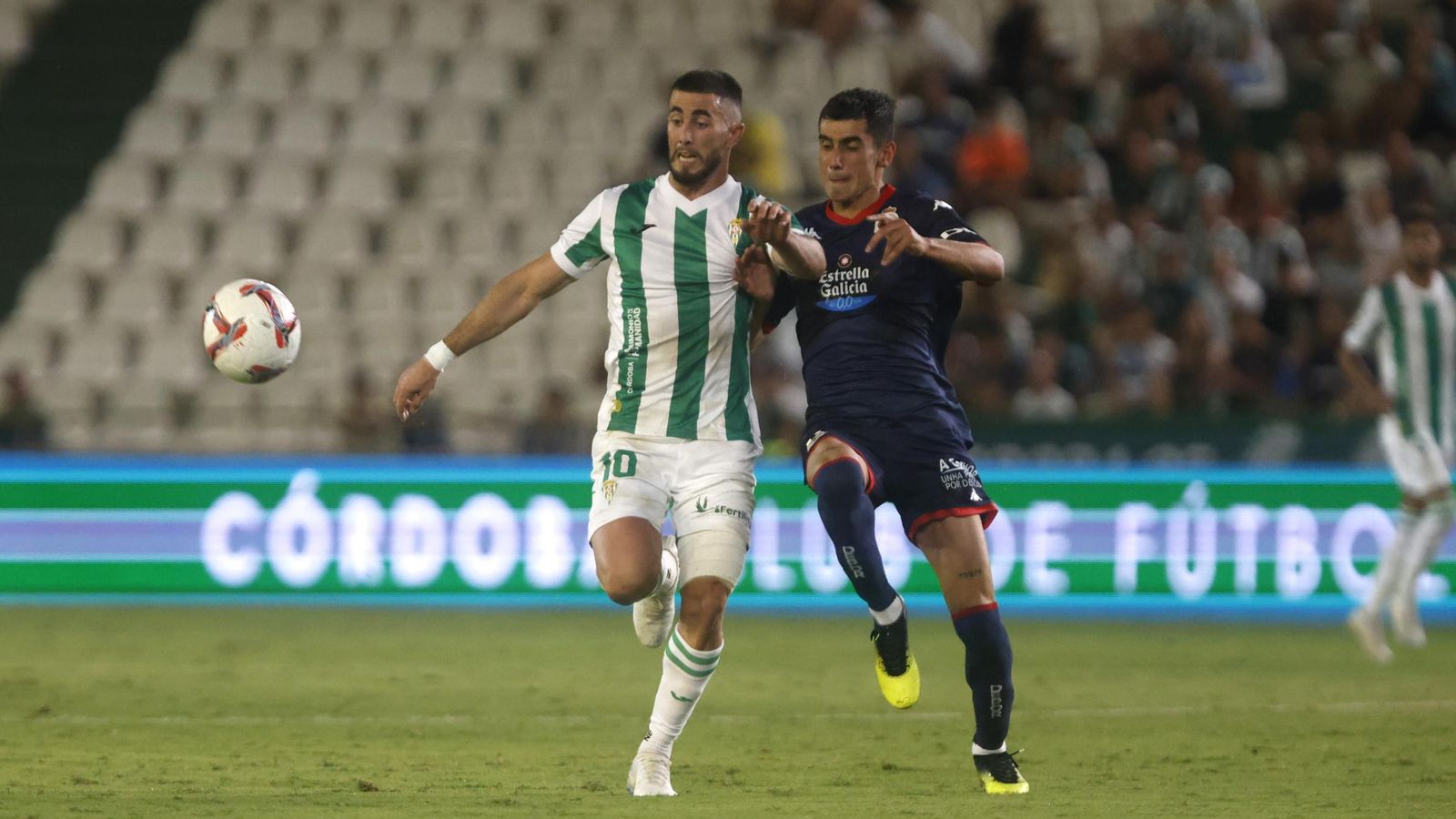 Jacobo, vendado en su muslo izquierdo, trata de ganar un balón en el Córdoba CF - Deportivo. Jacobo, vendado en su muslo izquierdo, trata de ganar un balón en el Córdoba CF - Deportivo.