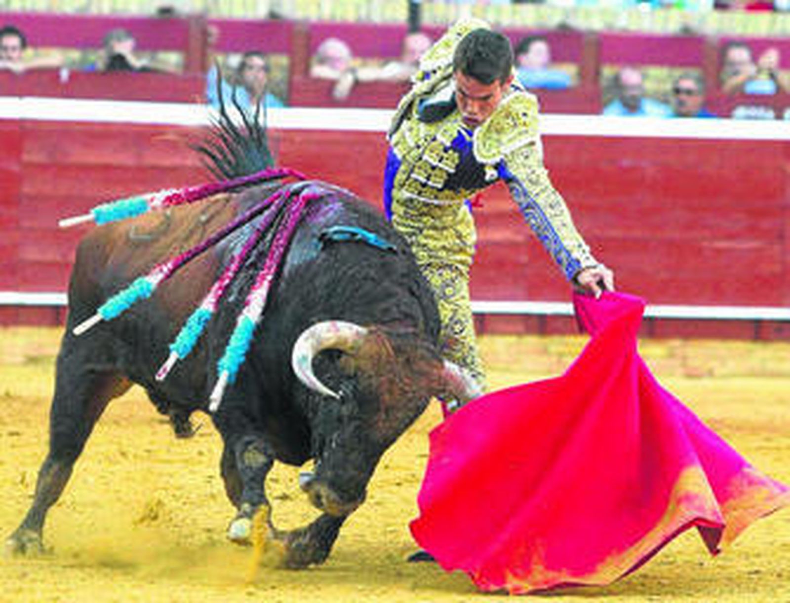 Manzanares, toreando de muleta ayer en el último festejo de la feria de Huelva.