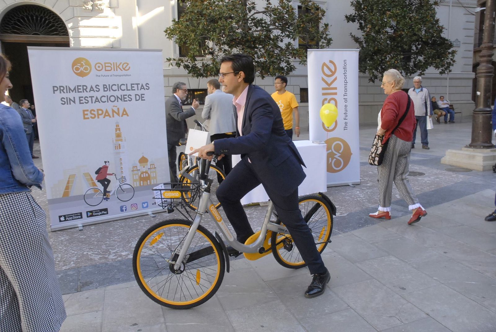 Francisco Cuenca 'estrena' una de las  bicicletas de Obike.