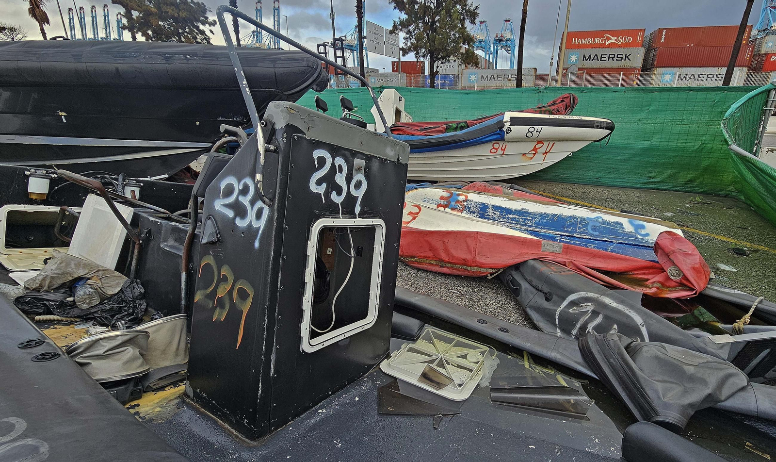 Fotos del hacinamiento de narcoembarcaciones requisadas en el Puerto de Algeciras