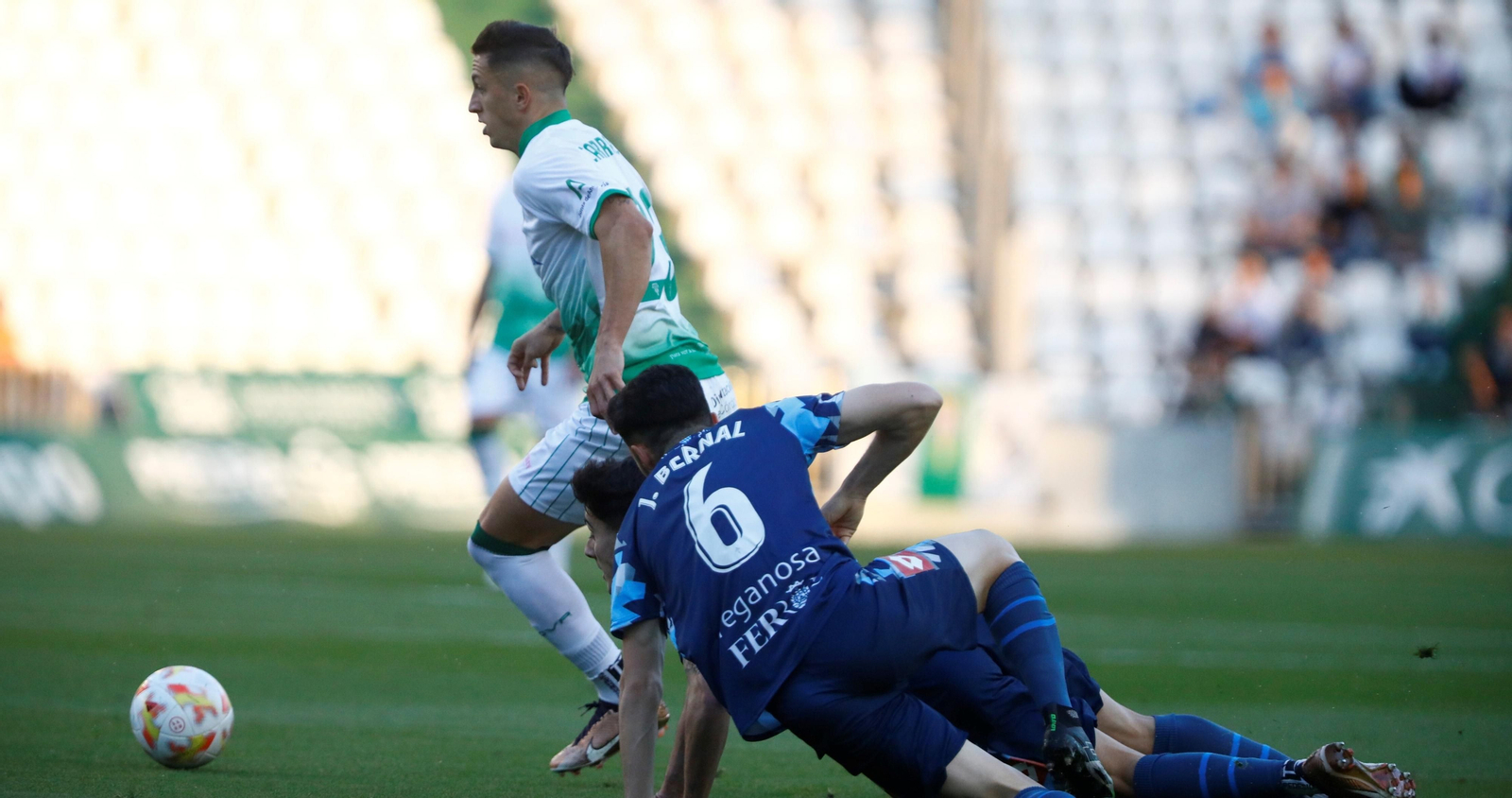 Carracedo deja atrás a dos rivales en el Córdoba CF - Racing Ferrol.