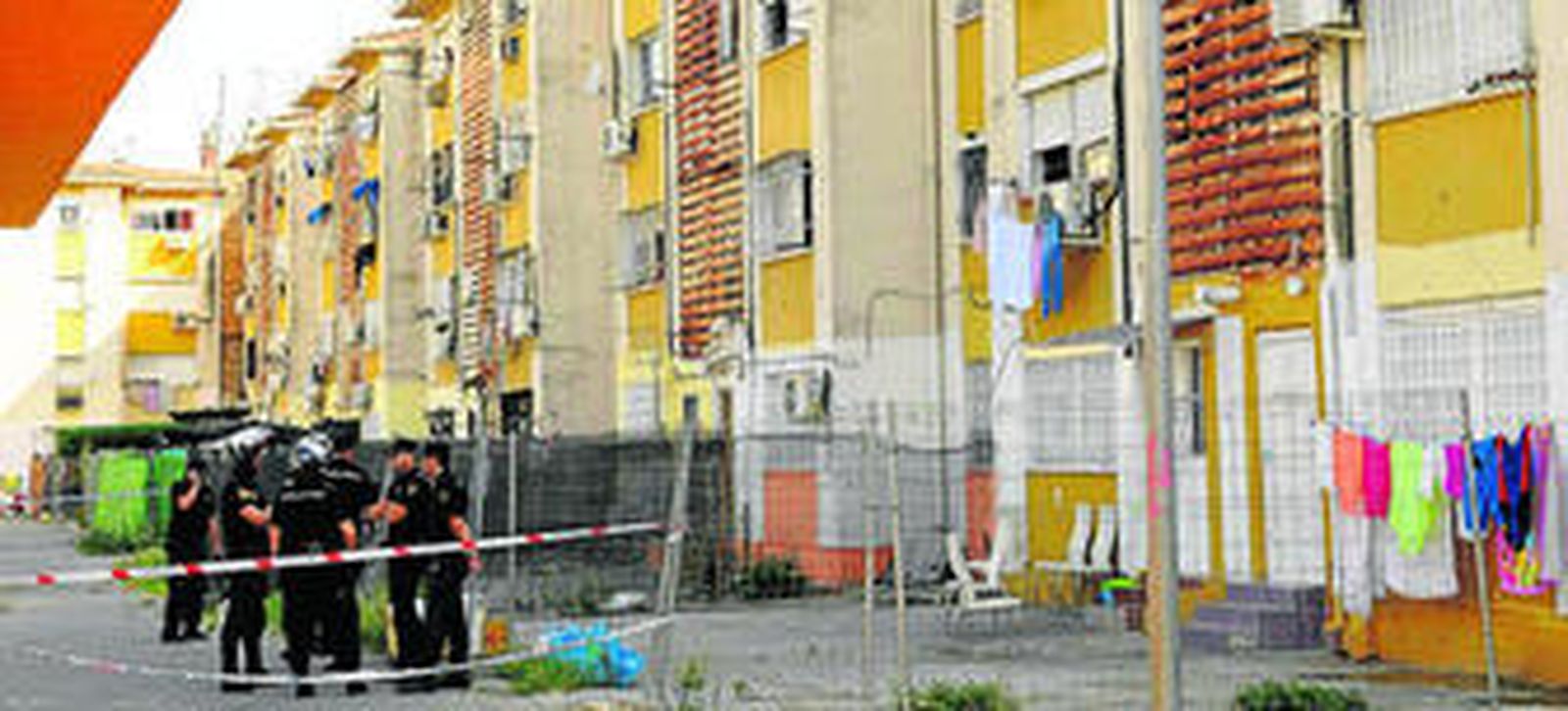 Un patrullero de la unidad adscrita pasa ante la barriada Martínez Montañés.