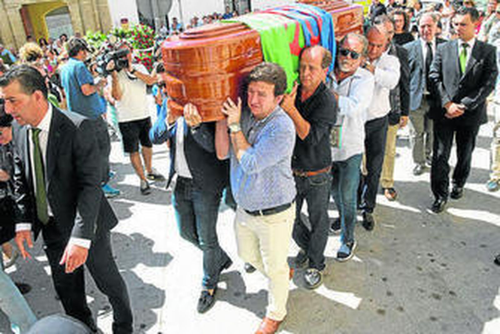 El féretro con los restos mortales del cantaor.