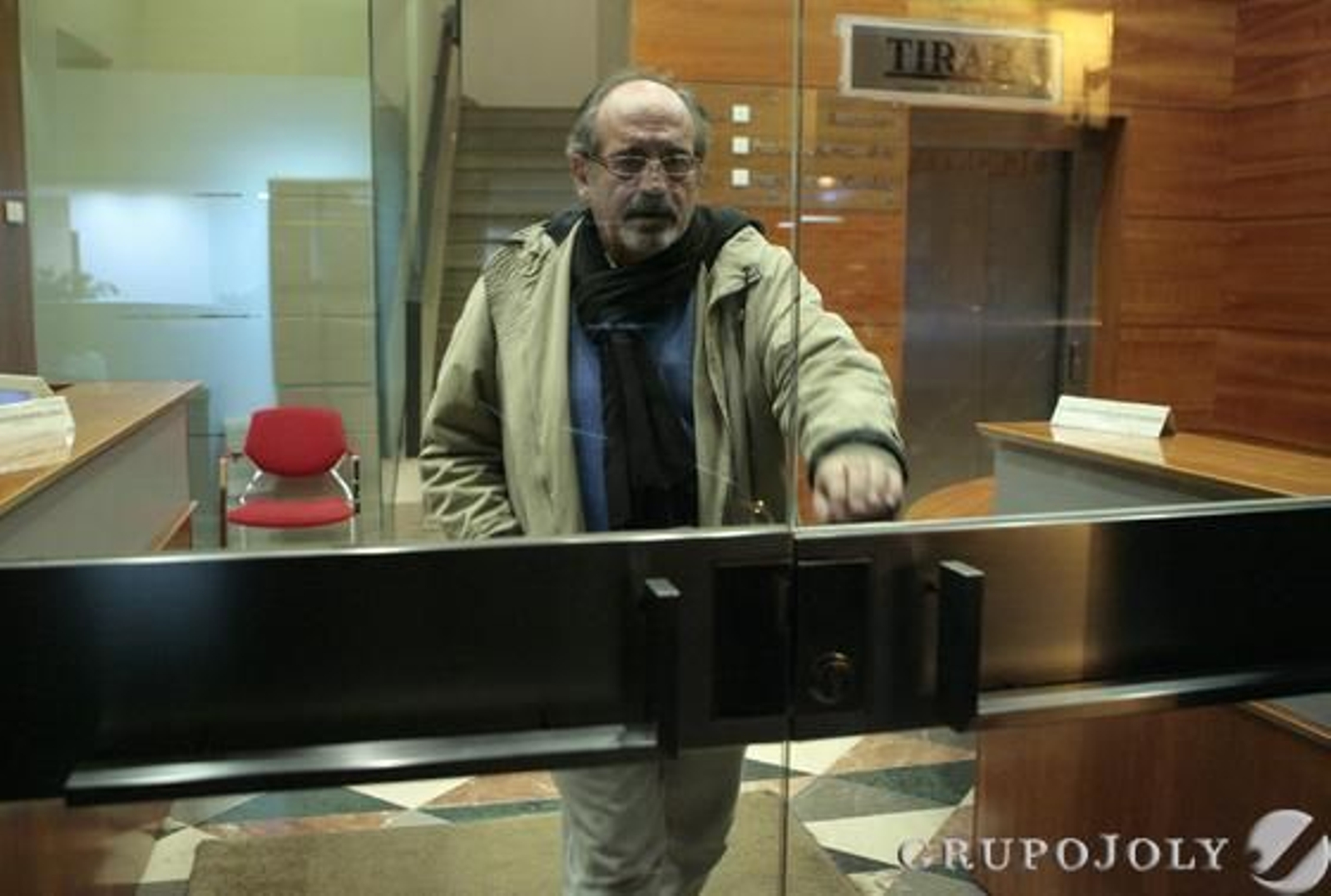 José María González de Caldas, ex presidente del club también y poseedor hasta ahora de un importante paqueteaccionarial sale de la notaria Gutiérrez-Alviz.

Foto: Juan Carlos Muñoz/Antonio Pizarro