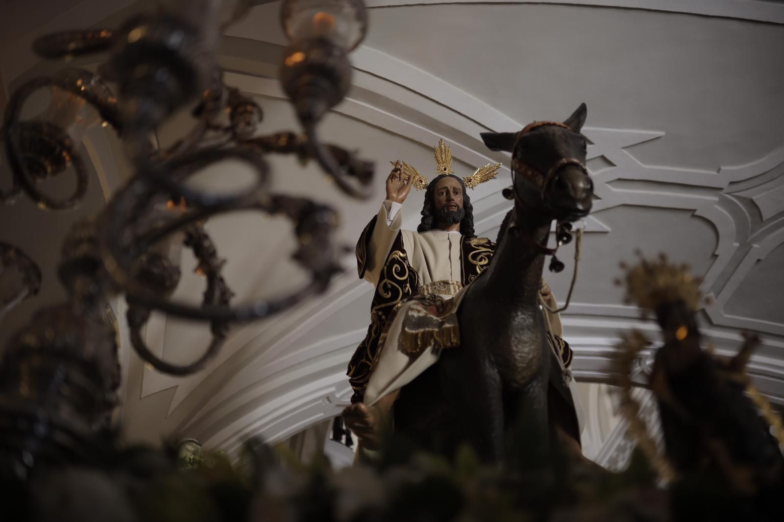 Imágenes de La Borriquita por el centro de Huelva en su salida extraordinaria