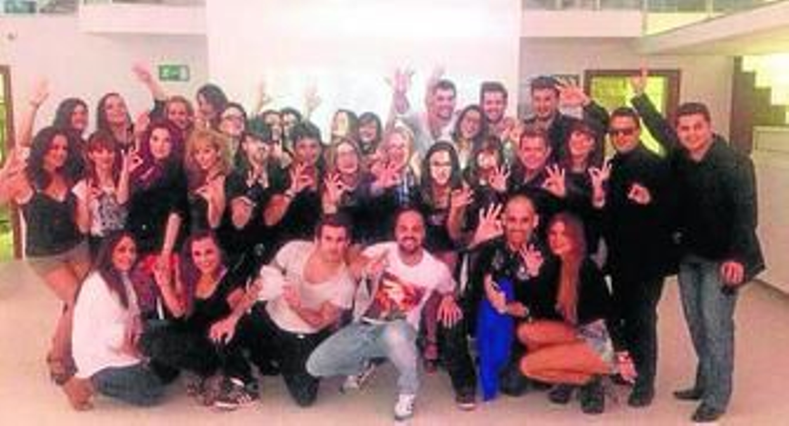 Imagen de Miguel Sáez con el equipo de grabación del videoclip en la discoteca Kube de Algeciras.