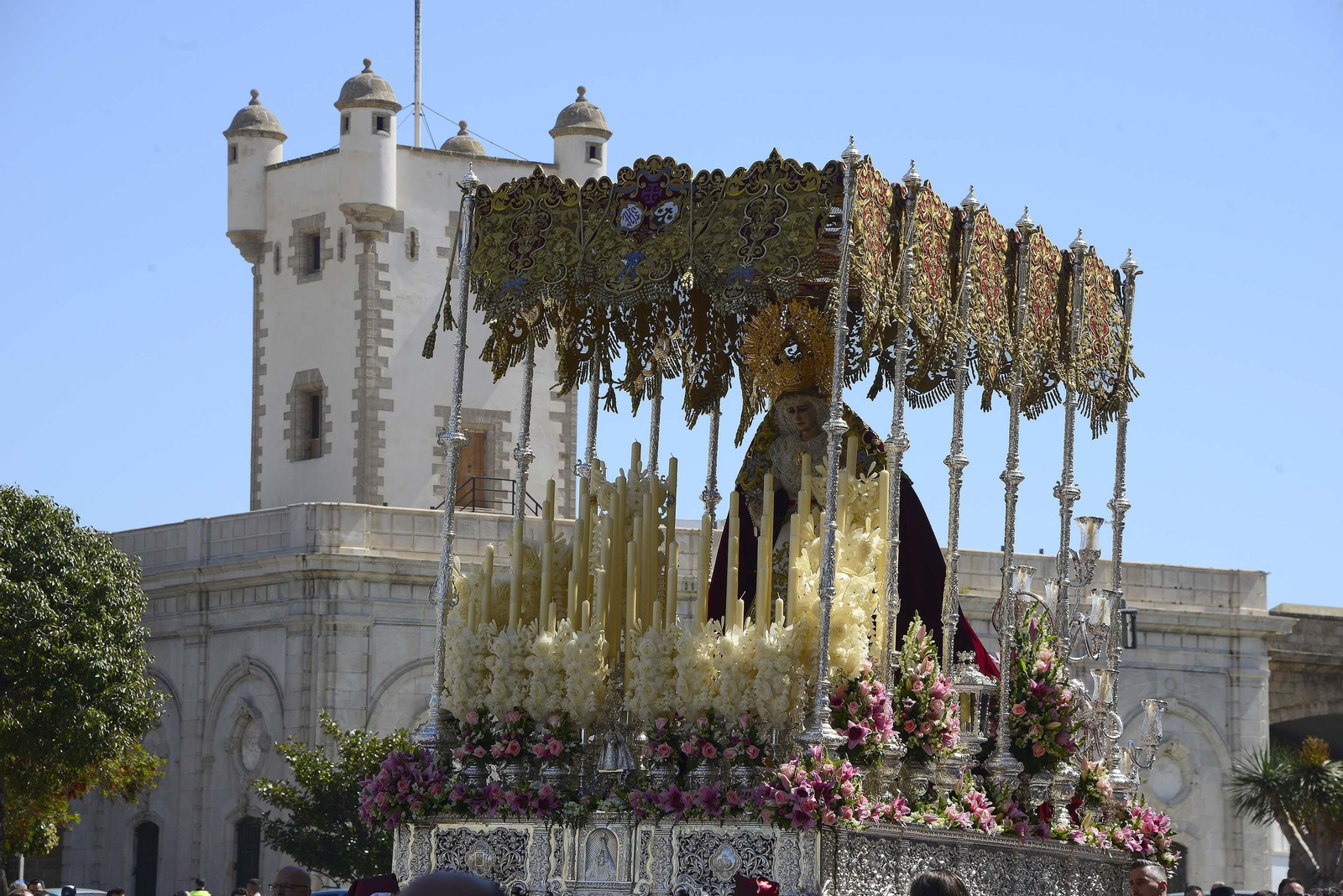 El paso de María Santísima del Amparo por las Puertas de Tierra.
