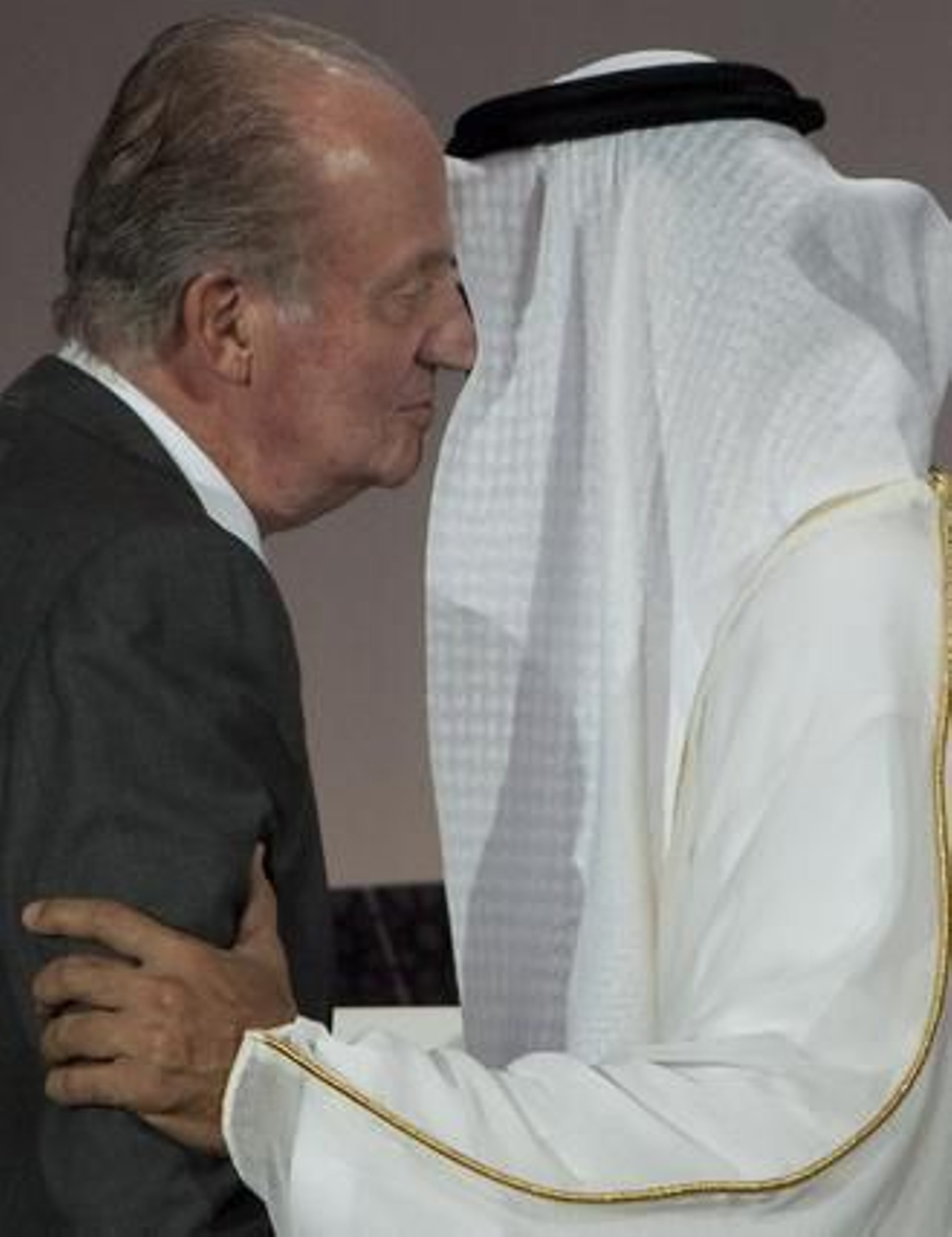 El rey saluda al jeque Mohamed bin Zayed Al Nahyan.

Foto: Antonio Pizarro