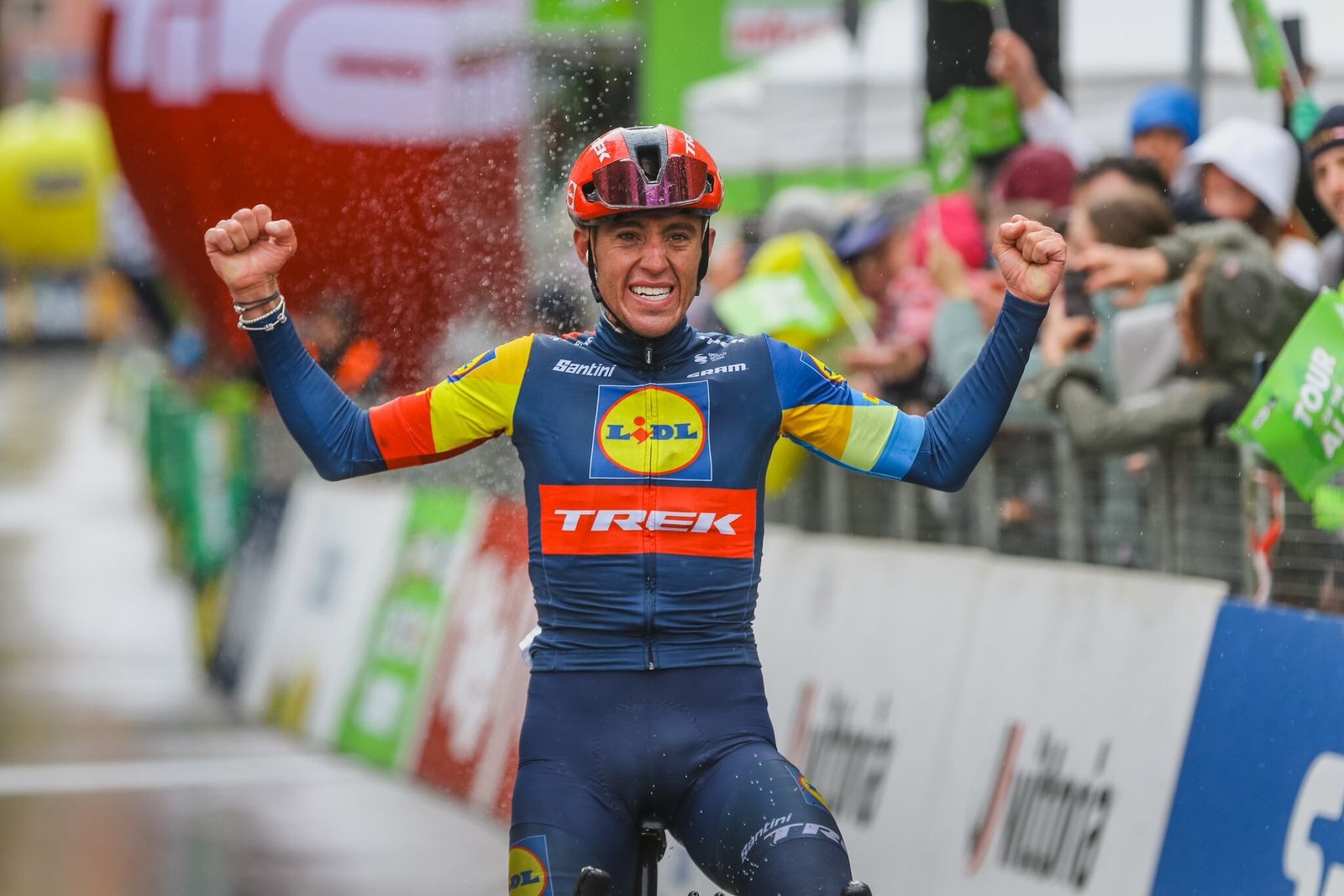 El sevillano Juanpe López celebra su triunfo en la primera etapa del Tour de los Alpes