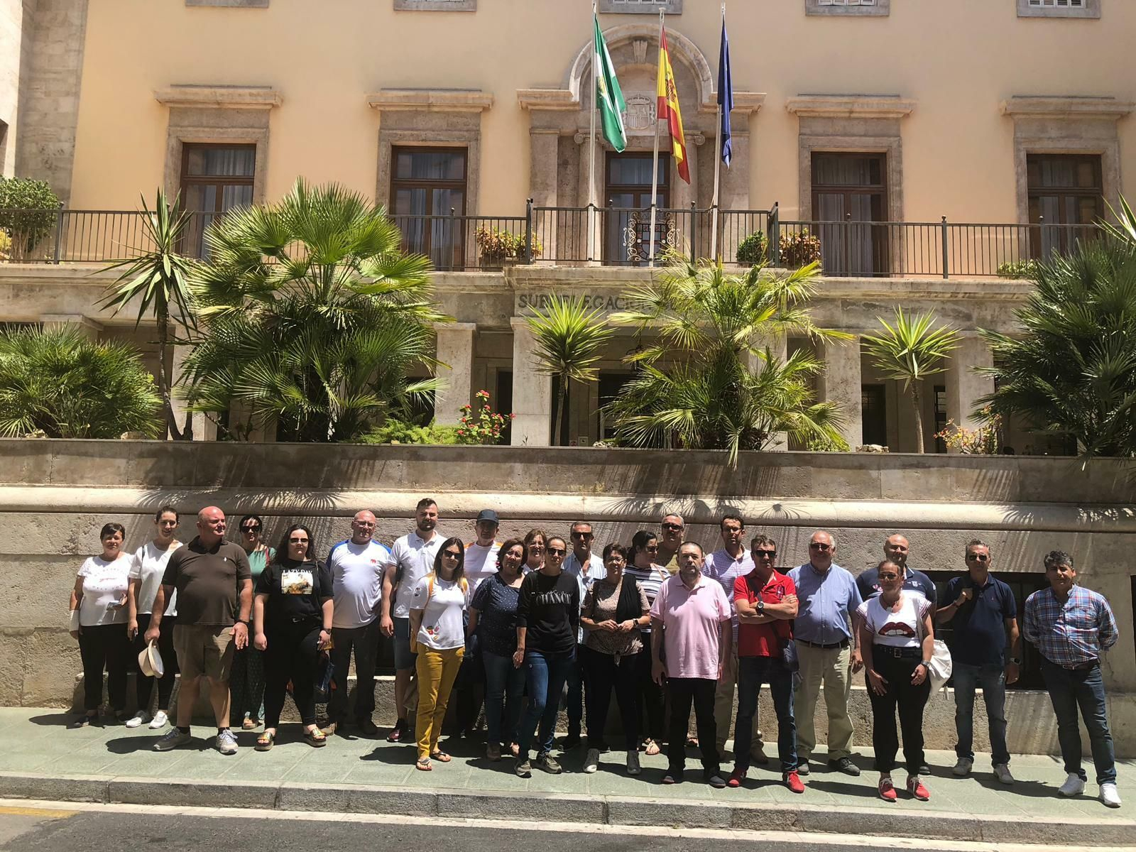 Vecinos de Balerma concentrados a las puertas de la subdelegación del Gobierno en Almería