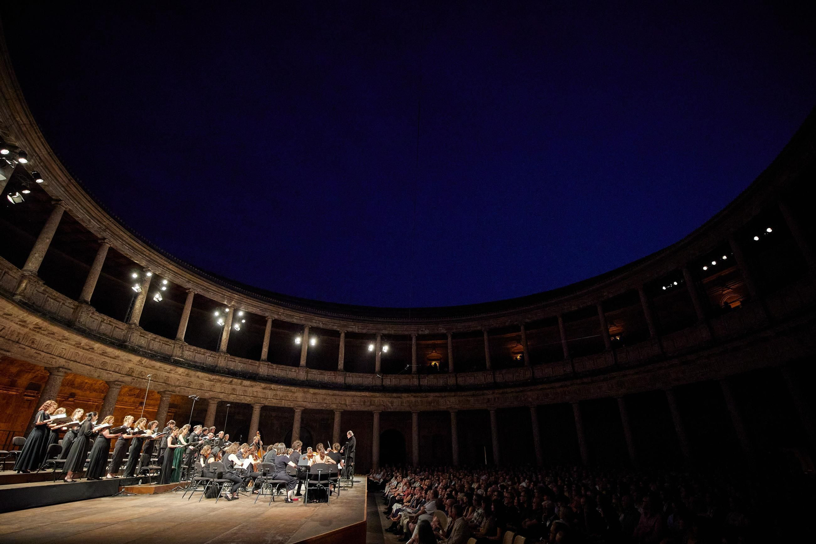 El Palacio de Carlos V se llenó para el concierto inaugural.