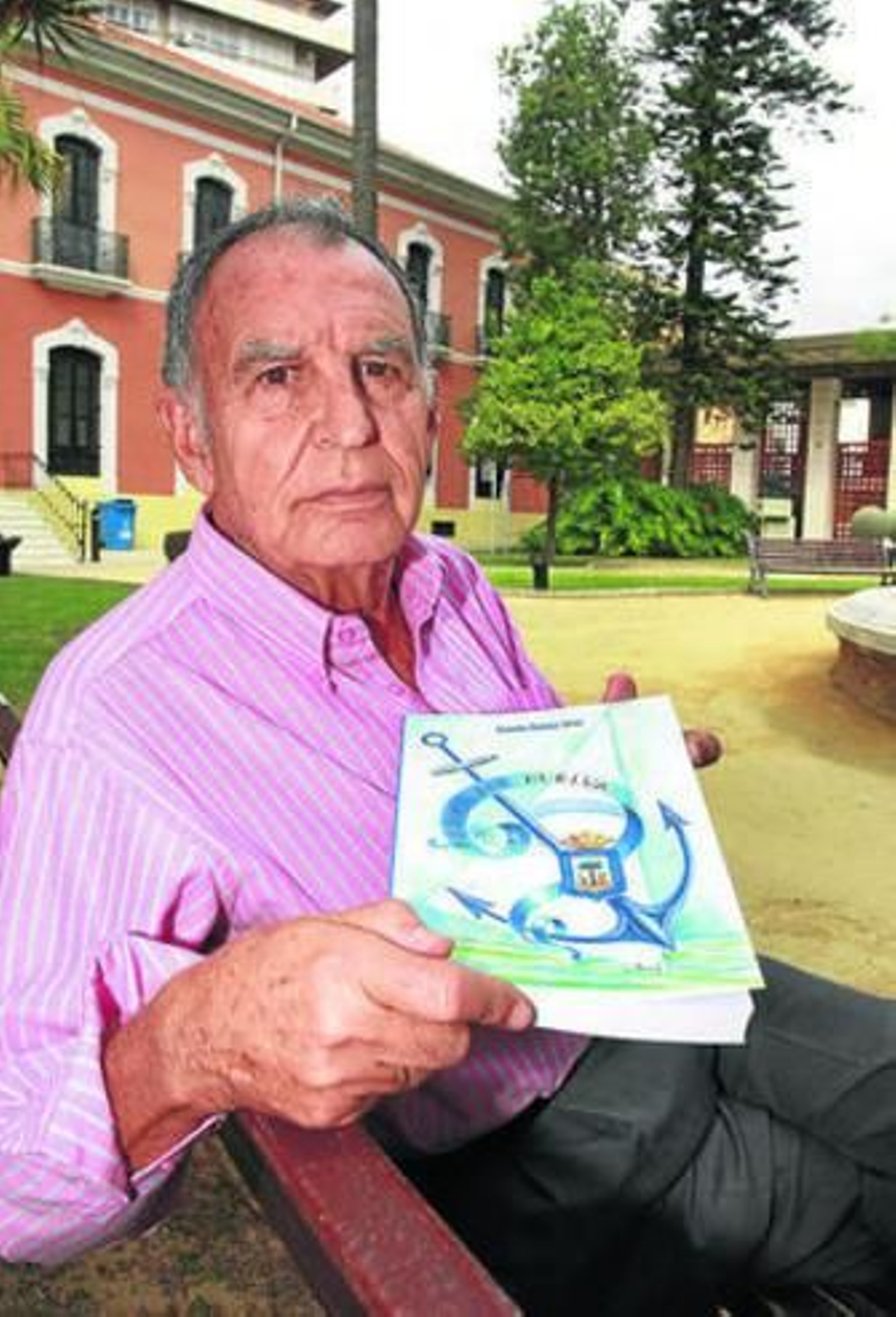 Camilo Gómez, con su último libro publicado dedicado a Huelva.