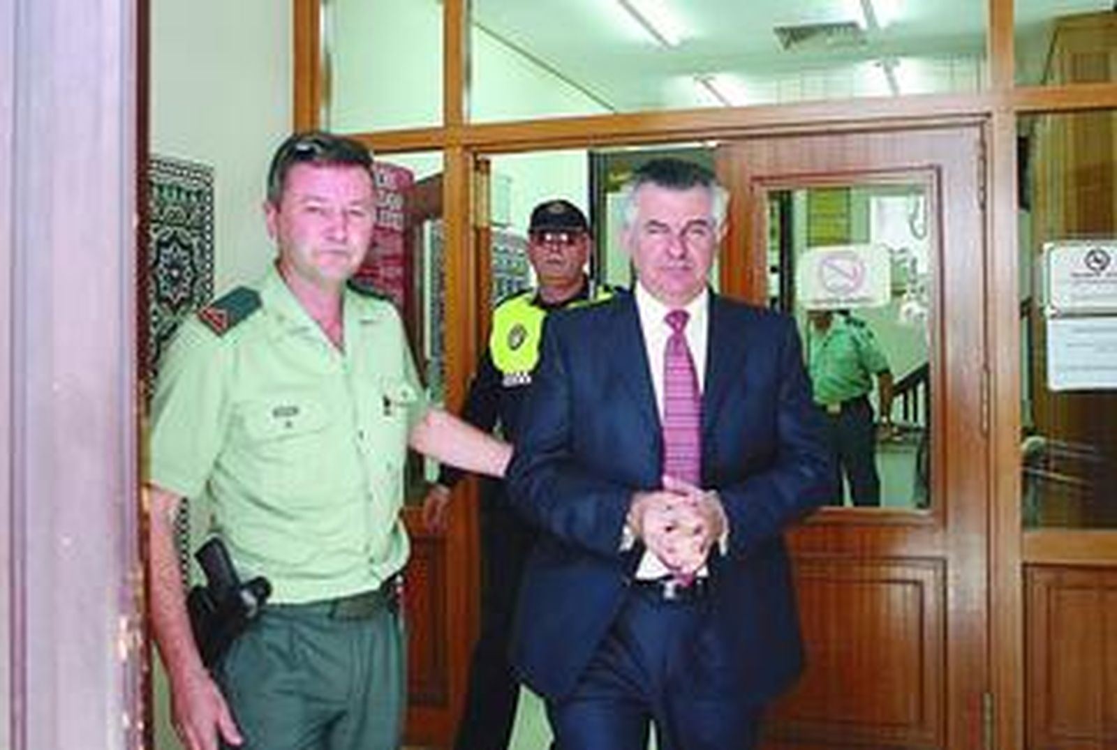 Juan Antonio Roca, ayer, a la salida de los juzgados de La Palma del Condado.