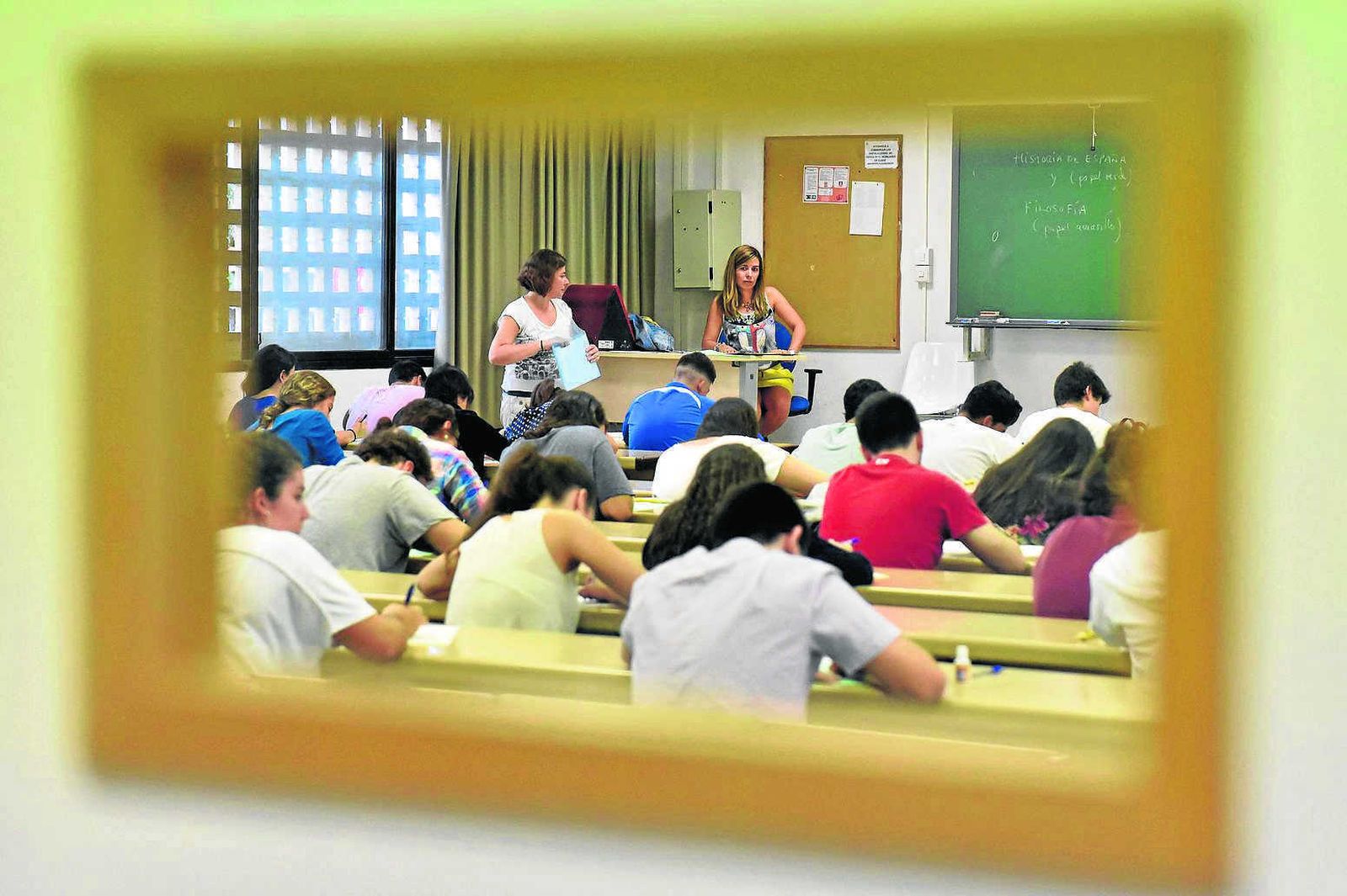 Varios estudiantes durante un examen en la ETS de Ingeniería Informática.