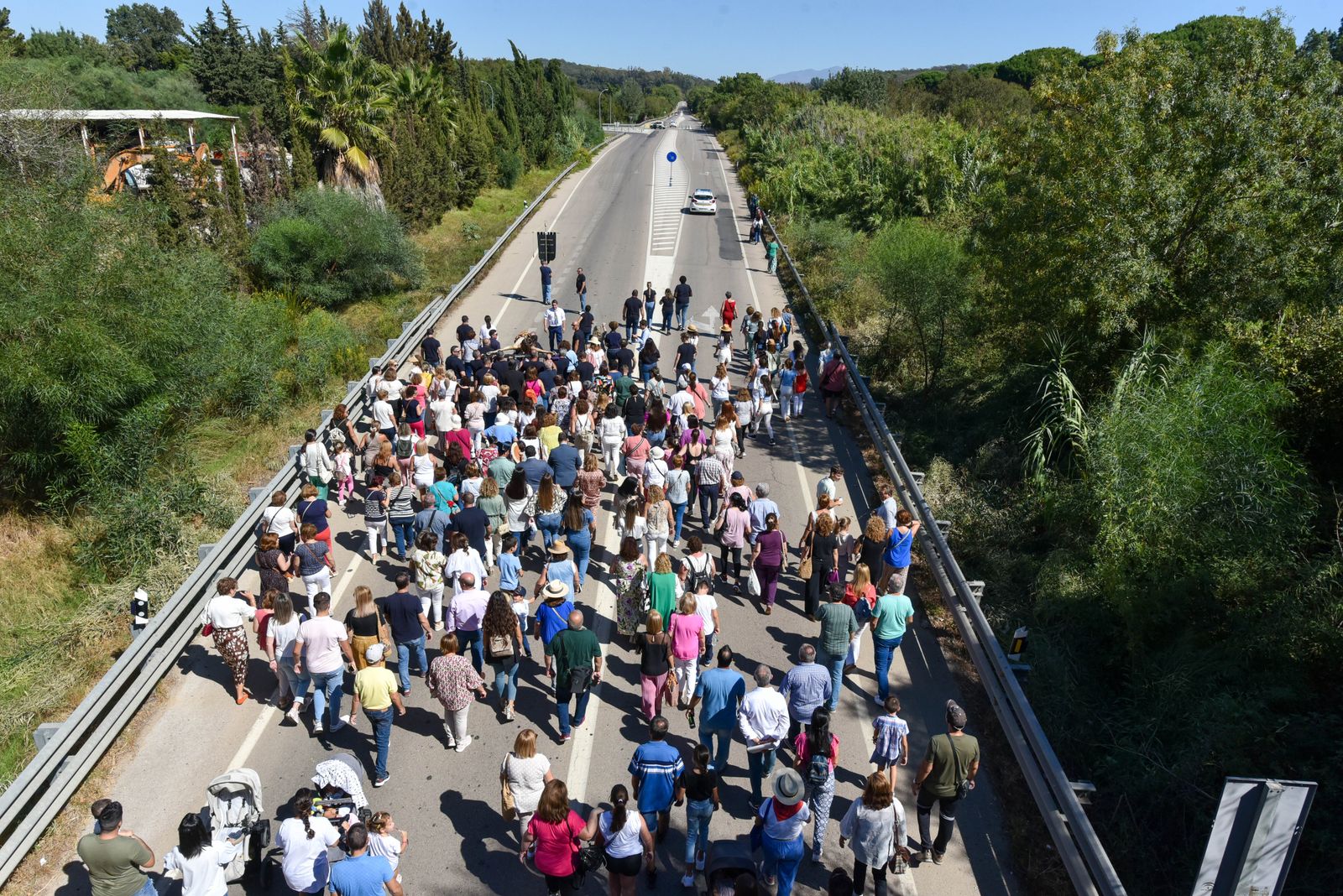 La procesión del Cristo de la Almoraima, en imágenes