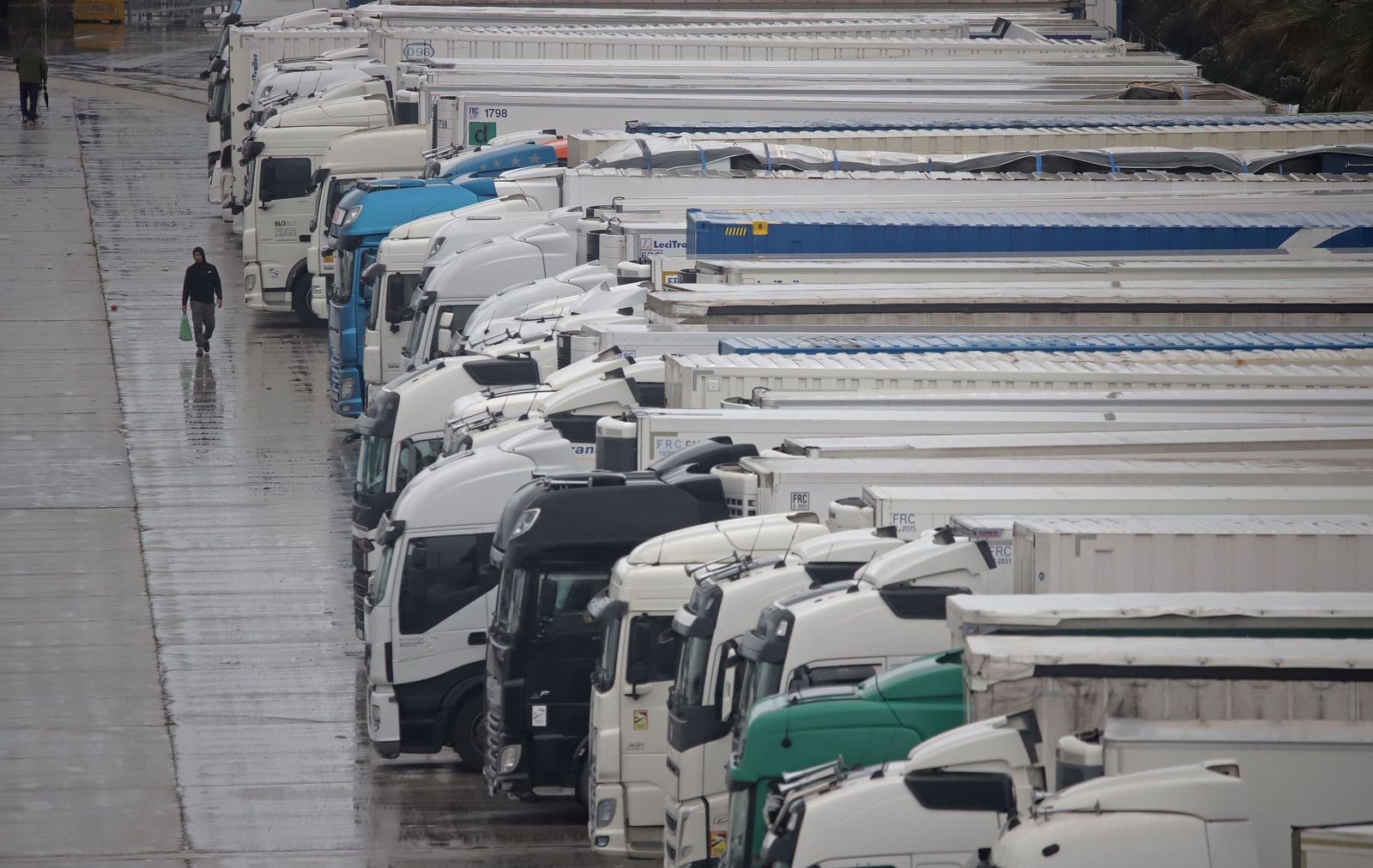 Fotos del cierre del acceso para camiones en el Puerto de Algeciras