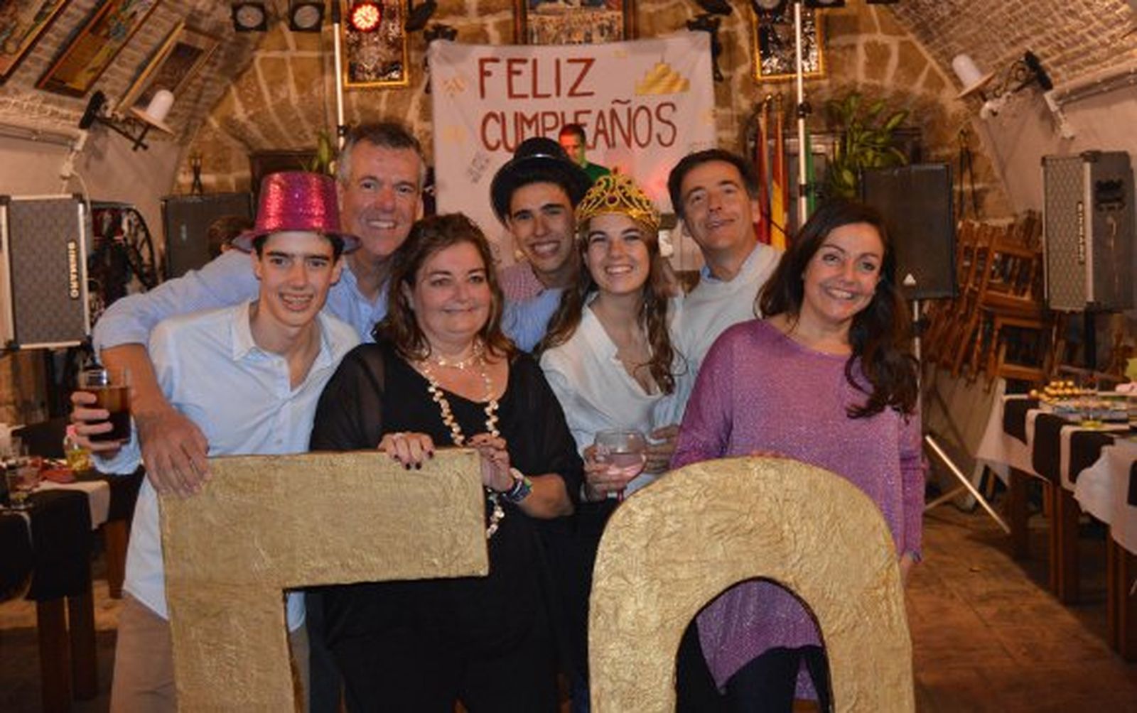 La homenajeada con su marido Johan Vroenhoven, sus hijos, Pablo y Bea Vroenhoven, Santi Flethes y Celia izquierdo.

Foto: Ignacio Casas de Ciria