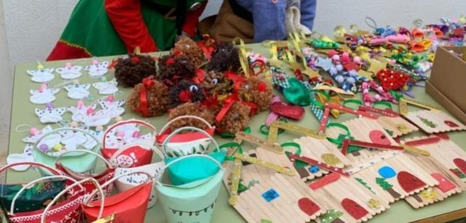Una de las mesas con las manualidades que se han elaborado para su venta en el mercadillo.