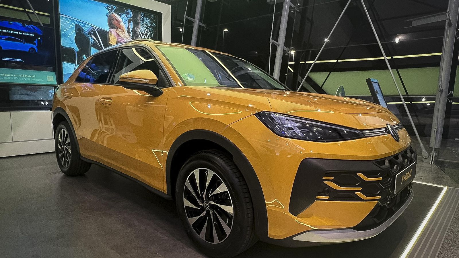 El nuevo T-Roc entró de forma autónoma a la sala gracias al sistema Park Assist Pro.