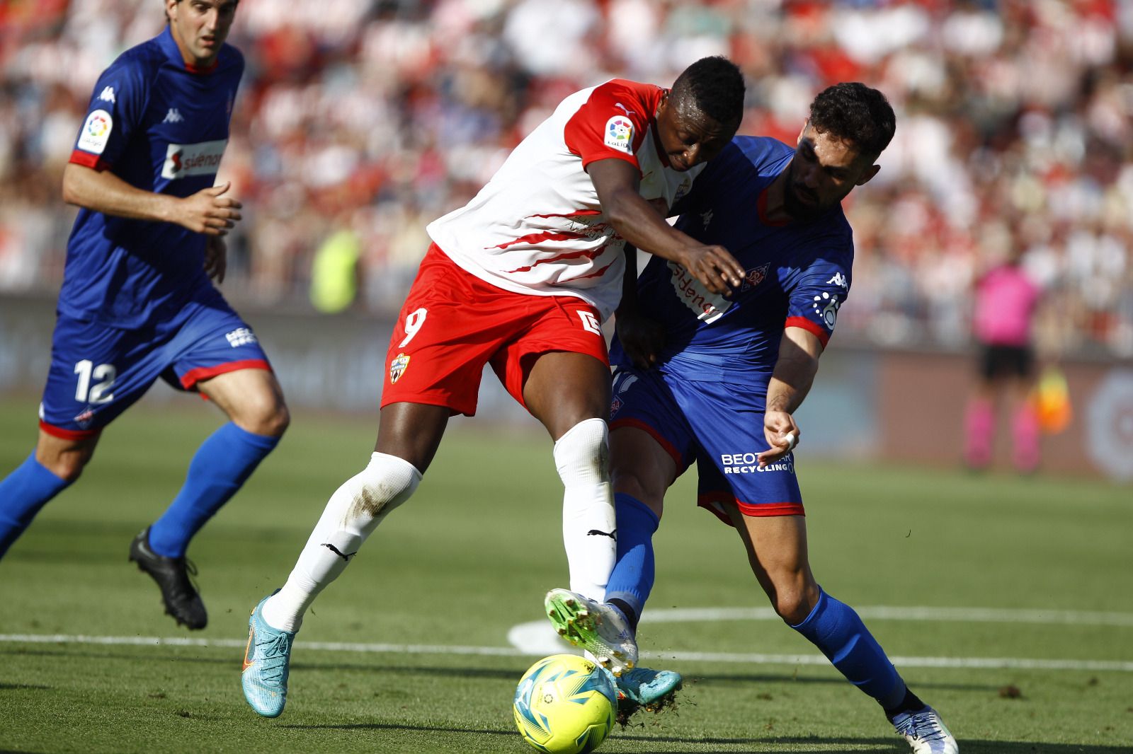 Sadiq en punga con un defensor del Amorebieta