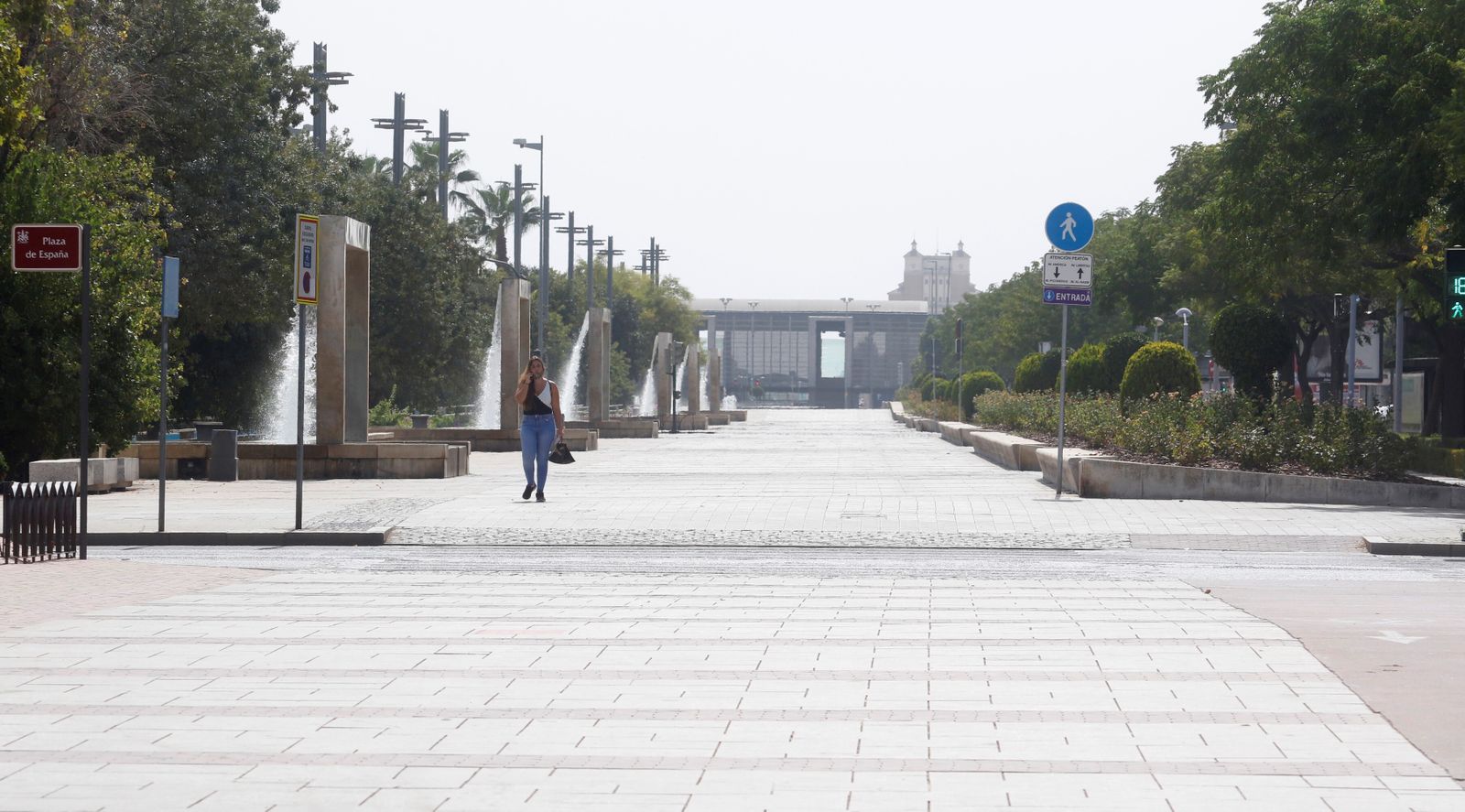 Una mujer camina por un Vial Norte desértico.