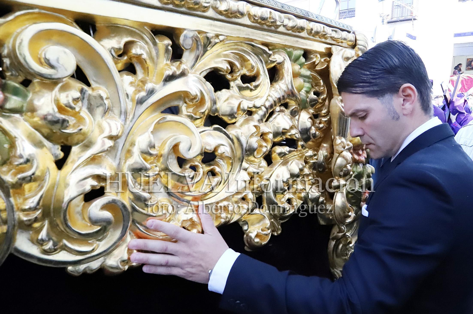 Imágenes de la procesión de Pasión en Huelva