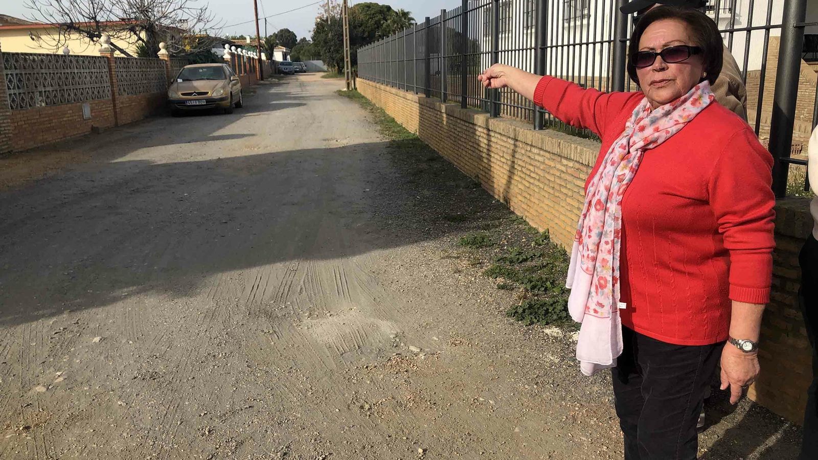 Una de las afectadas señala a una de las calles de Villa Antonia sin asfaltar.