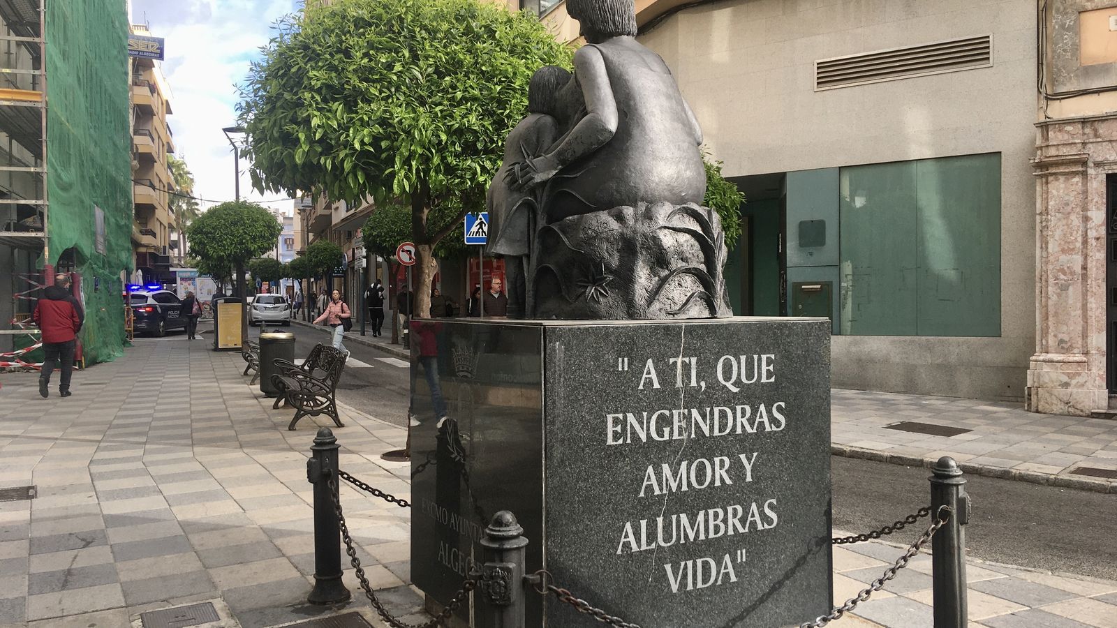 Un coche de la Policía Nacional a unos metros del Monumento a la Madre, en la mañana de este jueves.