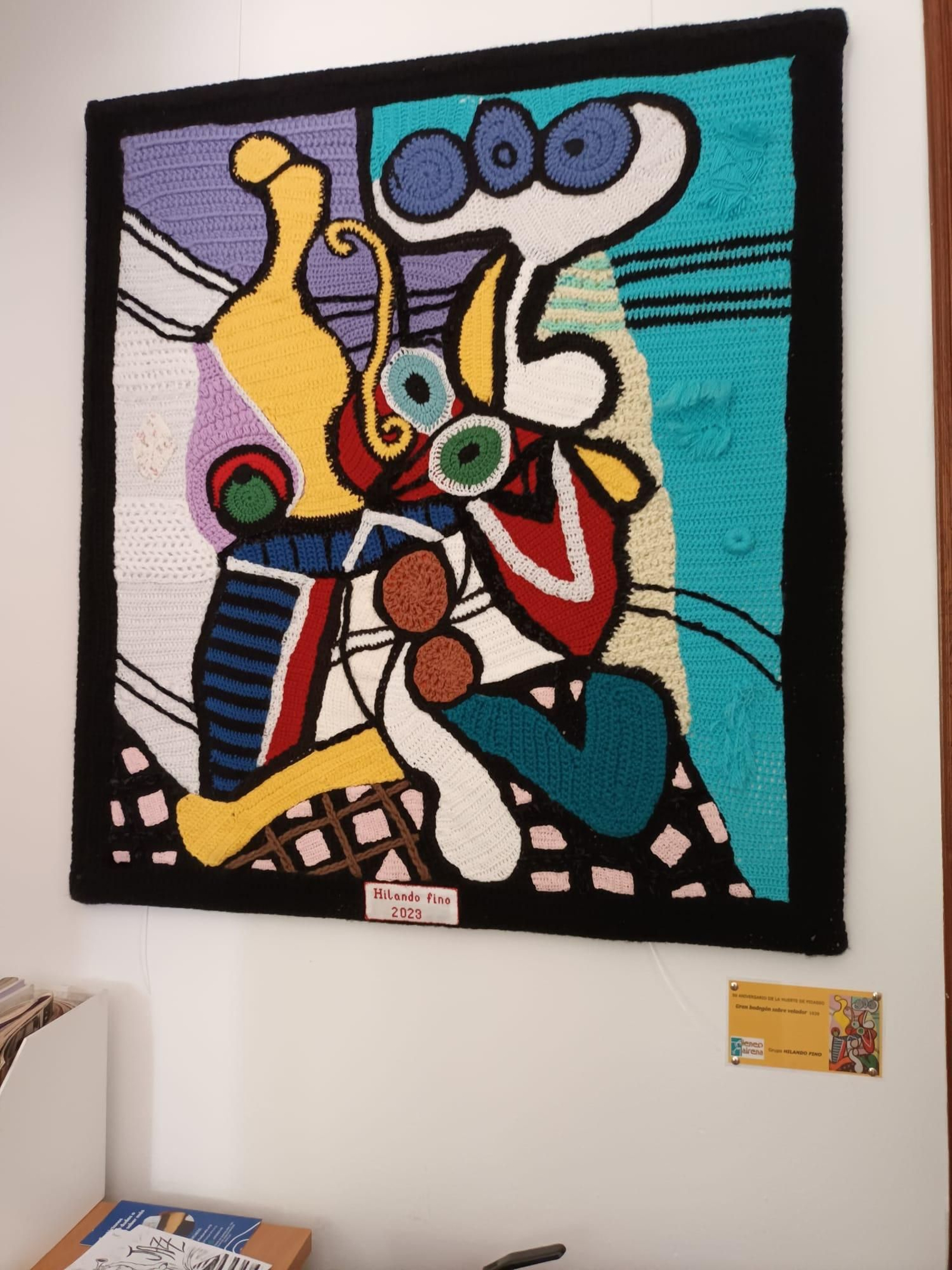 “Gran bodegón sobre velador“ tejido a crochet para la conmemoración del 50 aniversario de la muerte de Picasso. “Gran bodegón sobre velador“ tejido a crochet para la conmemoración del 50 aniversario de la muerte de Picasso.