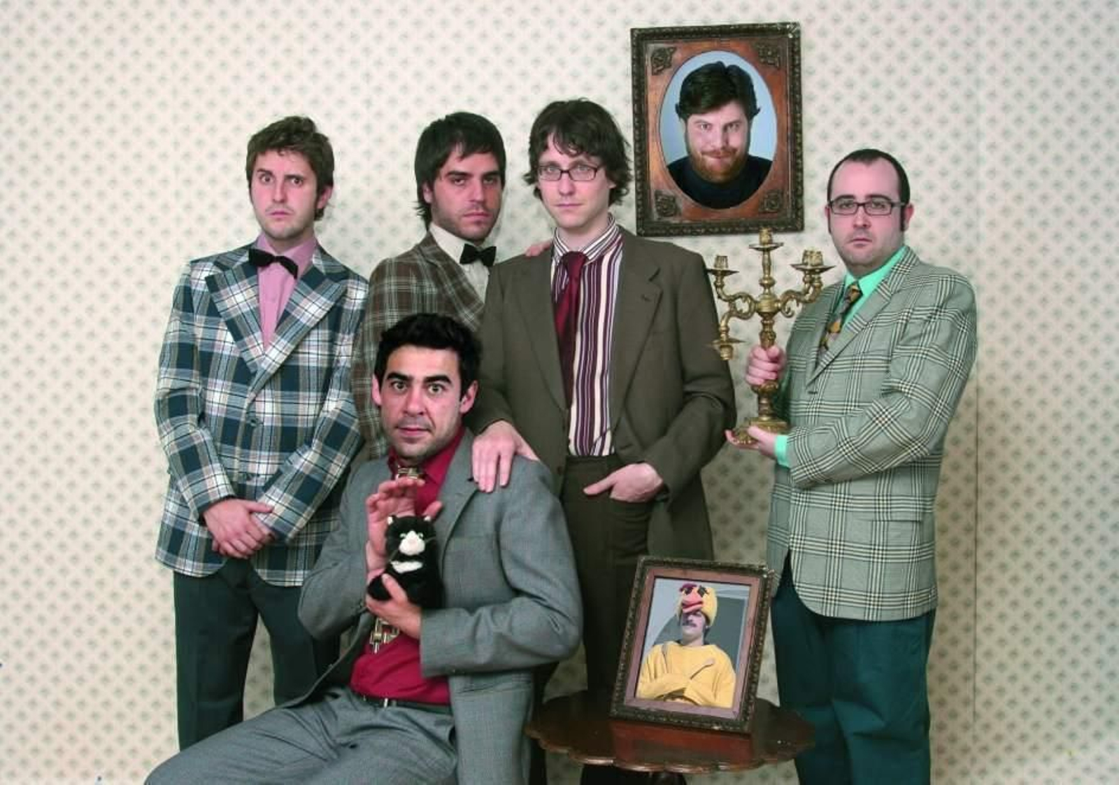 La cuadrilla chanante hace 15 años: Julián López, Ernesto Sevilla, Joaquín Reyes, Raúl Cimas (en el cuadro), Carlos Areces y, sentado, Pablo Chiapella.