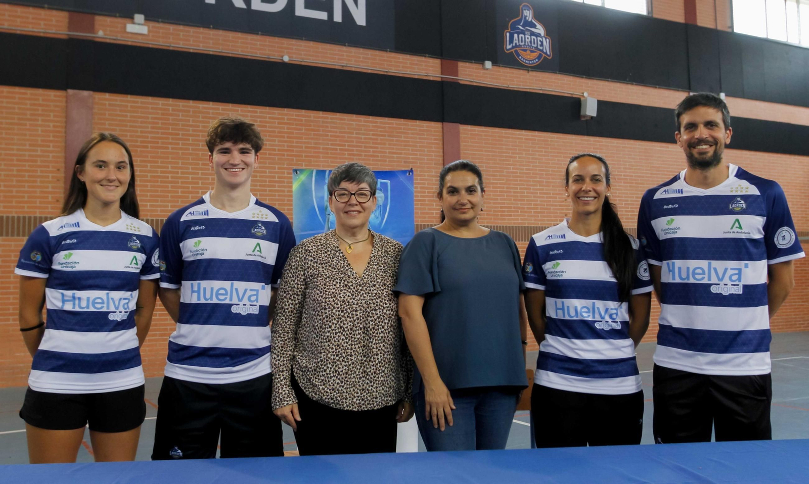 Representante de la Fundación Unicaja con jugadores y presidenta del Recre IES La Orden.