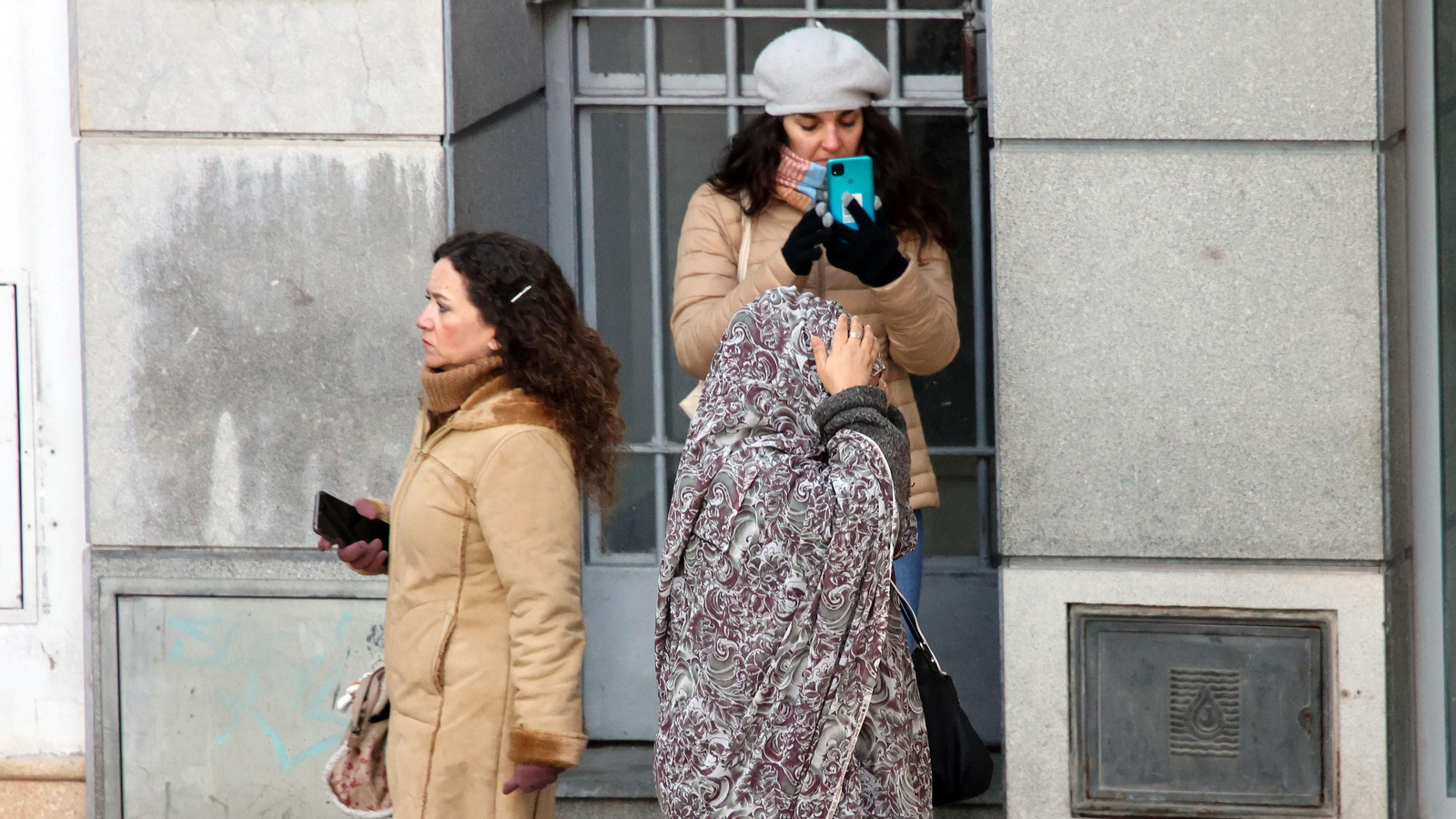 Personas abrigadas para protegerse del frío.