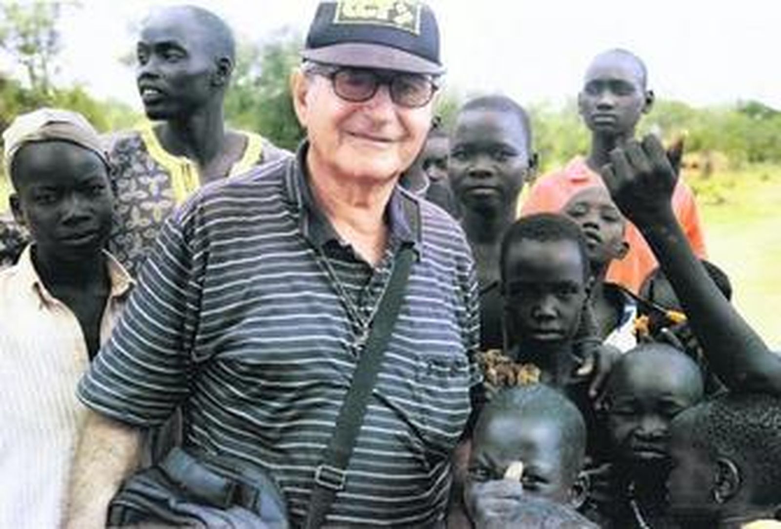 El padre Parladé, con los niños que estudian en sus escuelas.