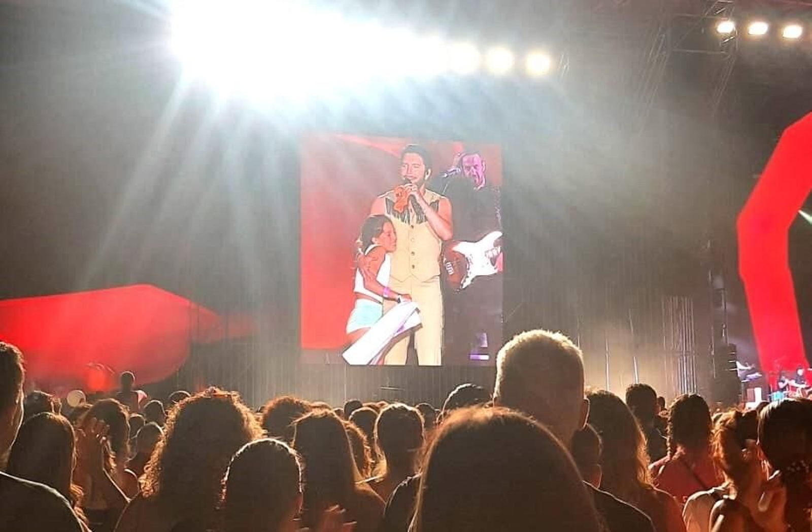 Paula Romero abraza a Manuel Carrasco.