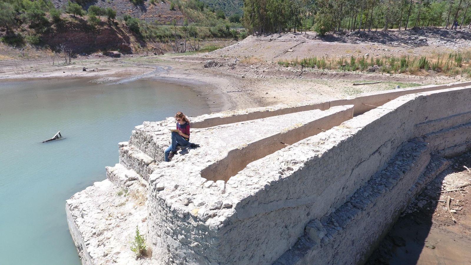 La joven arquitecta Gloria Rivero Lamela, realizando trabajo de campo en un enclave de la Sierra gaditana.