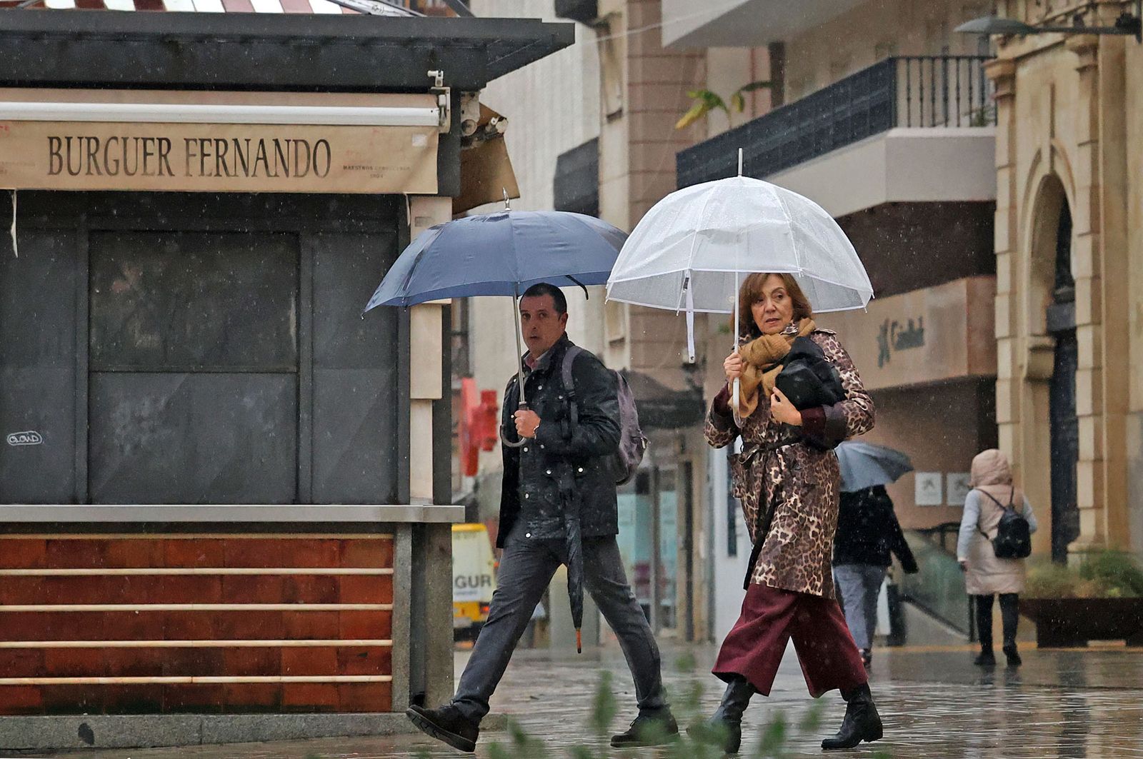 Imágenes de una mañana lluviosa en la capital