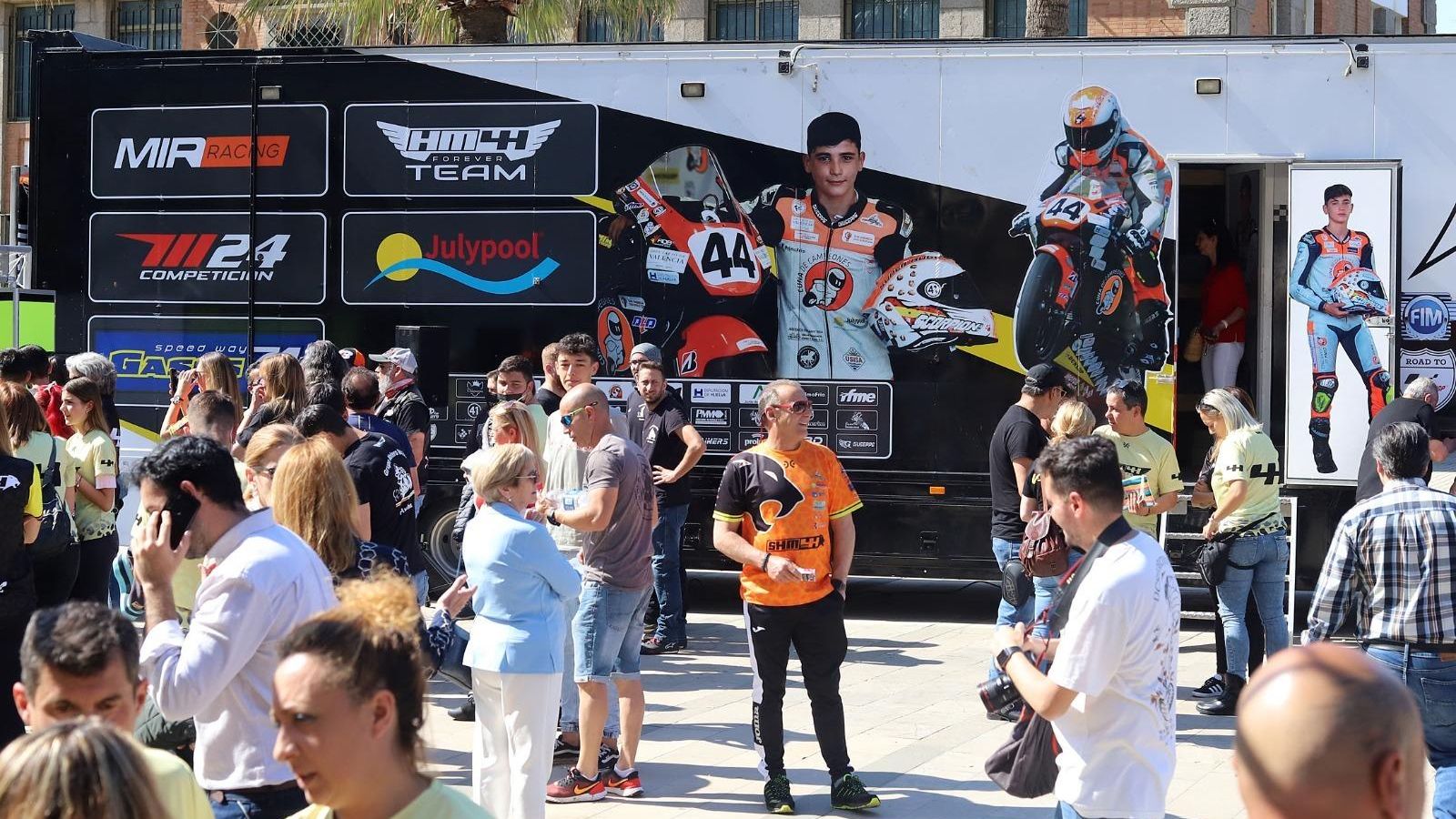 Un momento de la presentación oficial en Huelva. Un momento de la presentación oficial en Huelva.