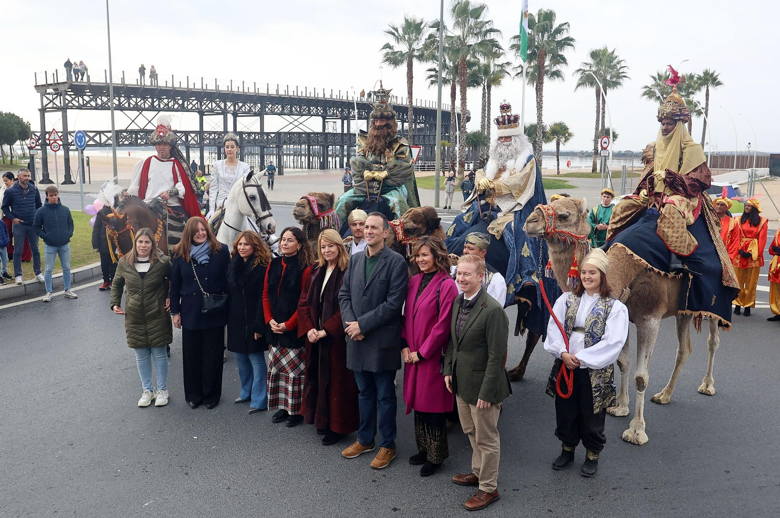 Imágenes del recorrido en camello de los Reyes Magos acompañados de la Estrella de la Ilusión y del Heraldo Real