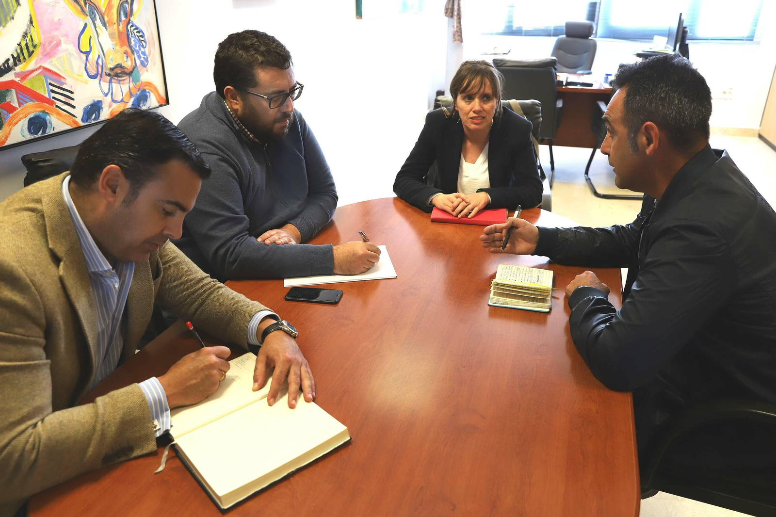 Lorenzo Páez, del ZZ Roll Jerez, en la reunión con Laura Álvarez, Jaime Armario y Abraham Hernández.