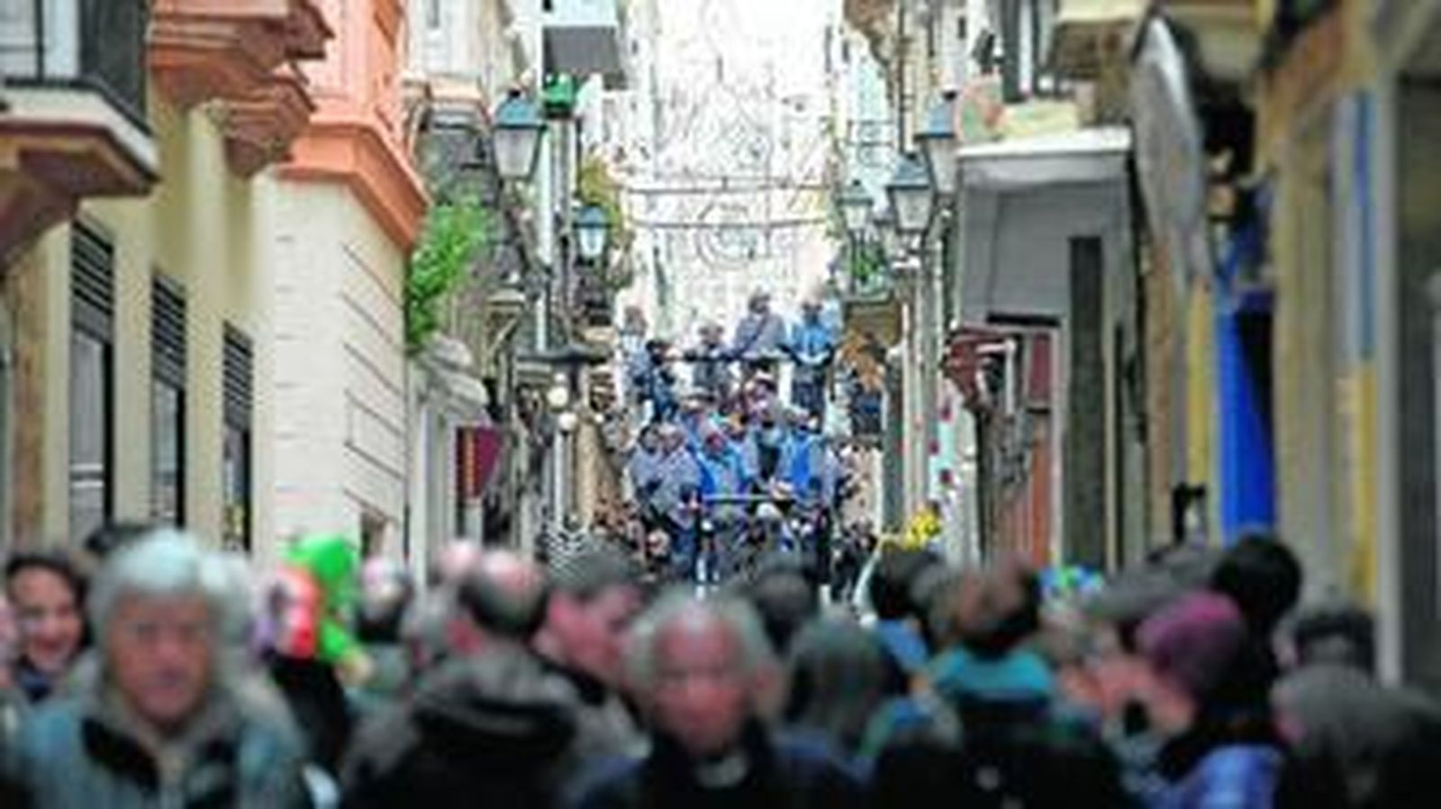 El coro de Kiko Zamora 'Los palmeros' enfila la calle San Francisco hacia San Agustín.