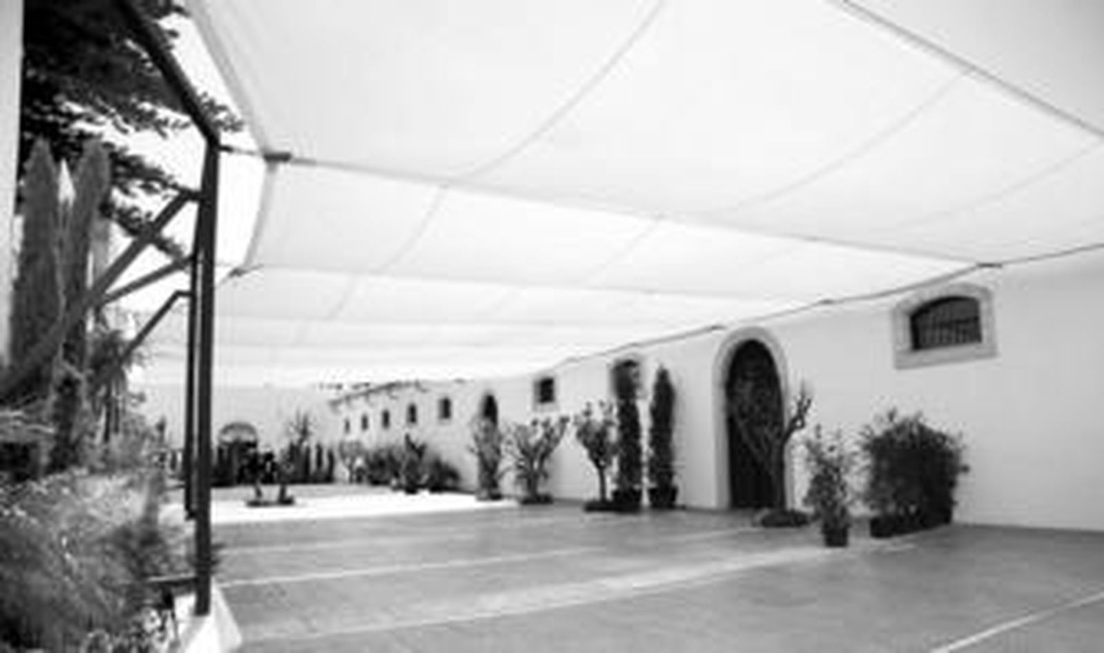 El remozado patio de la antigua bodega, con la zona ajardinada al fondo y los naranjos recién plantados.