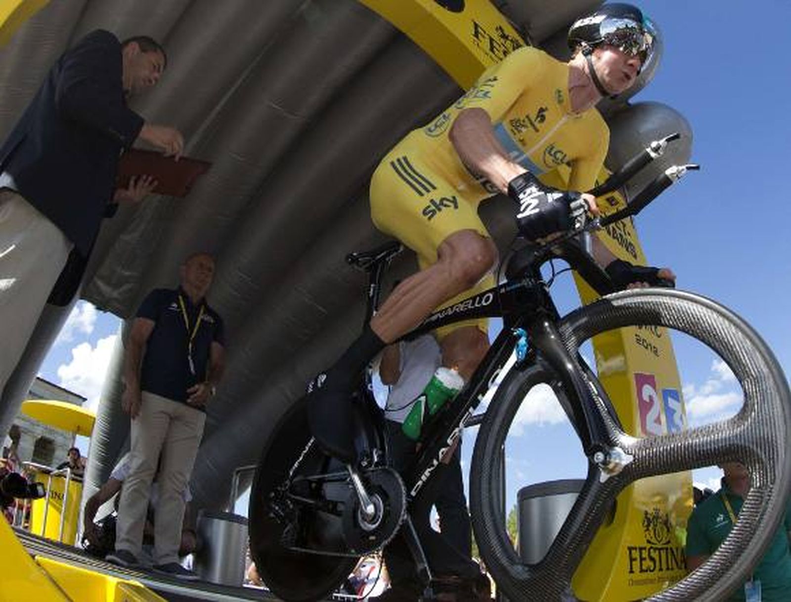 Wiggins gana la 'crono' y afianza su liderato