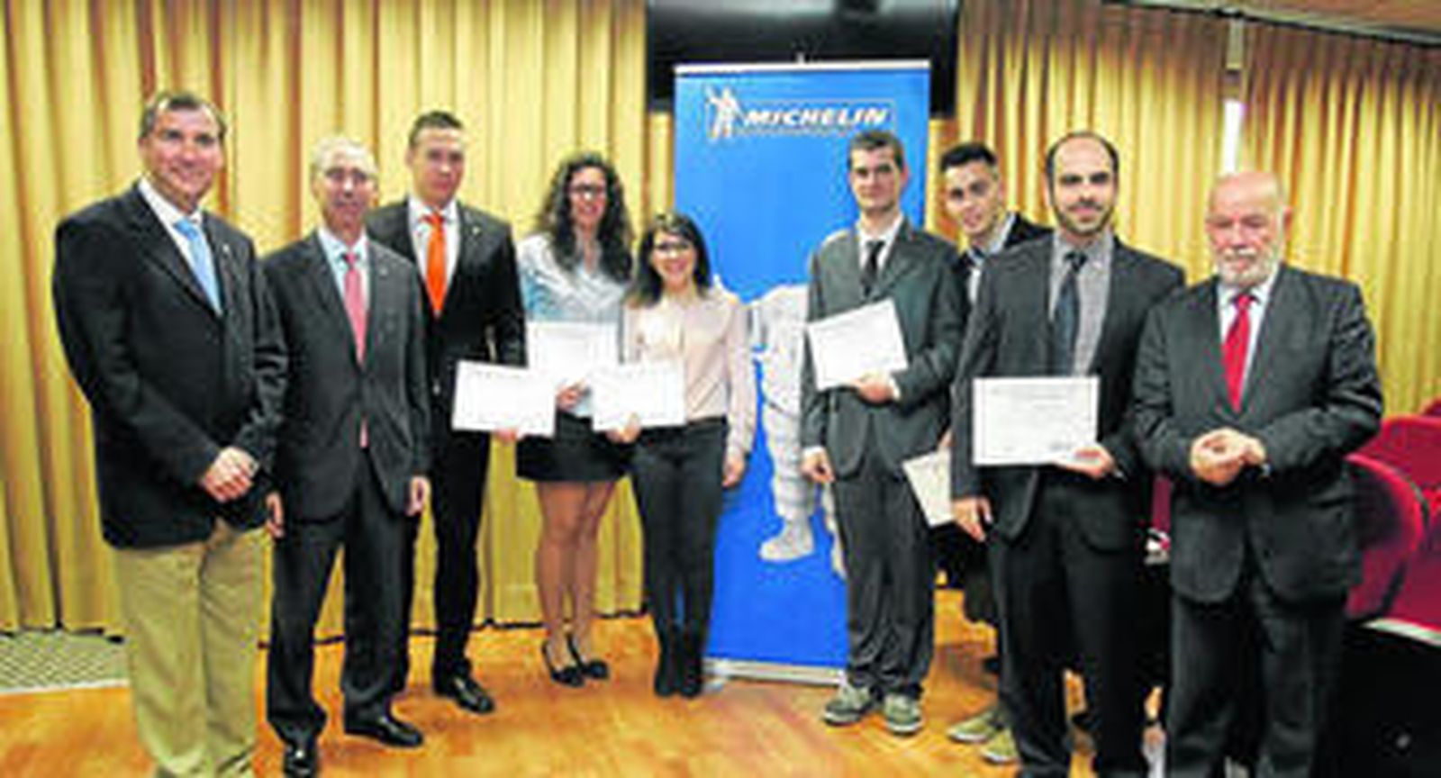 Los alumnos de la UAL premiados por Michelin, posan con su galardón.