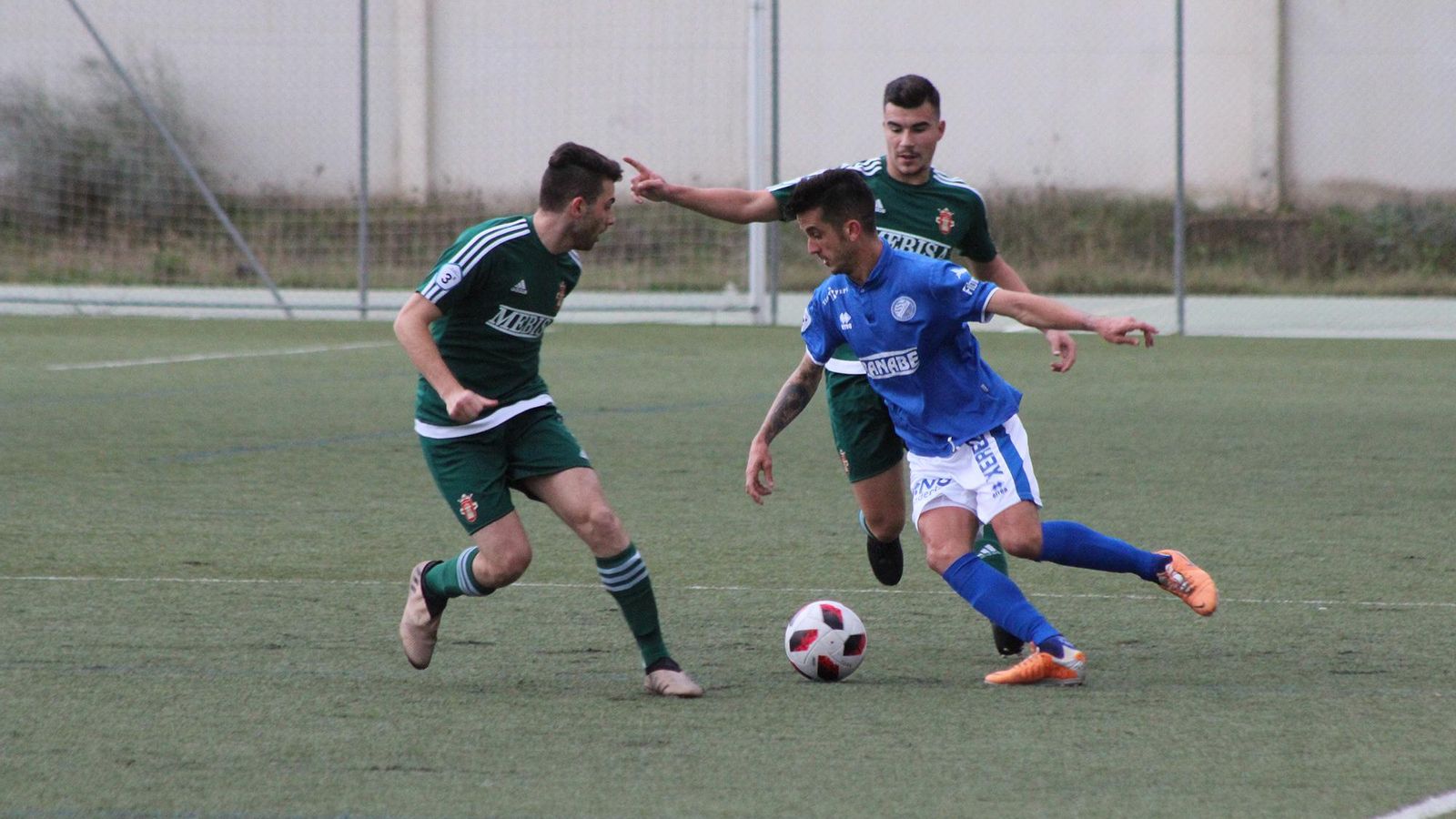 Bello, un incordio por la izquierda, obligó al técnico visitante a cambiar al lateral derecho a los 25 minutos.