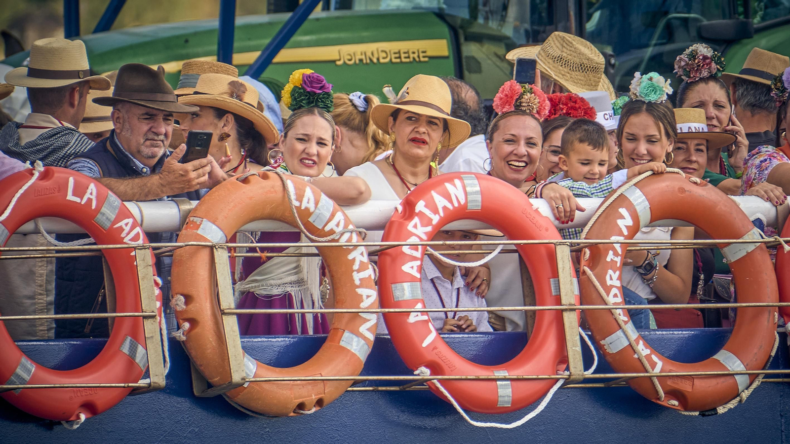 El embarque de las hermandes rocieras de Cádiz en Bajo de Guía