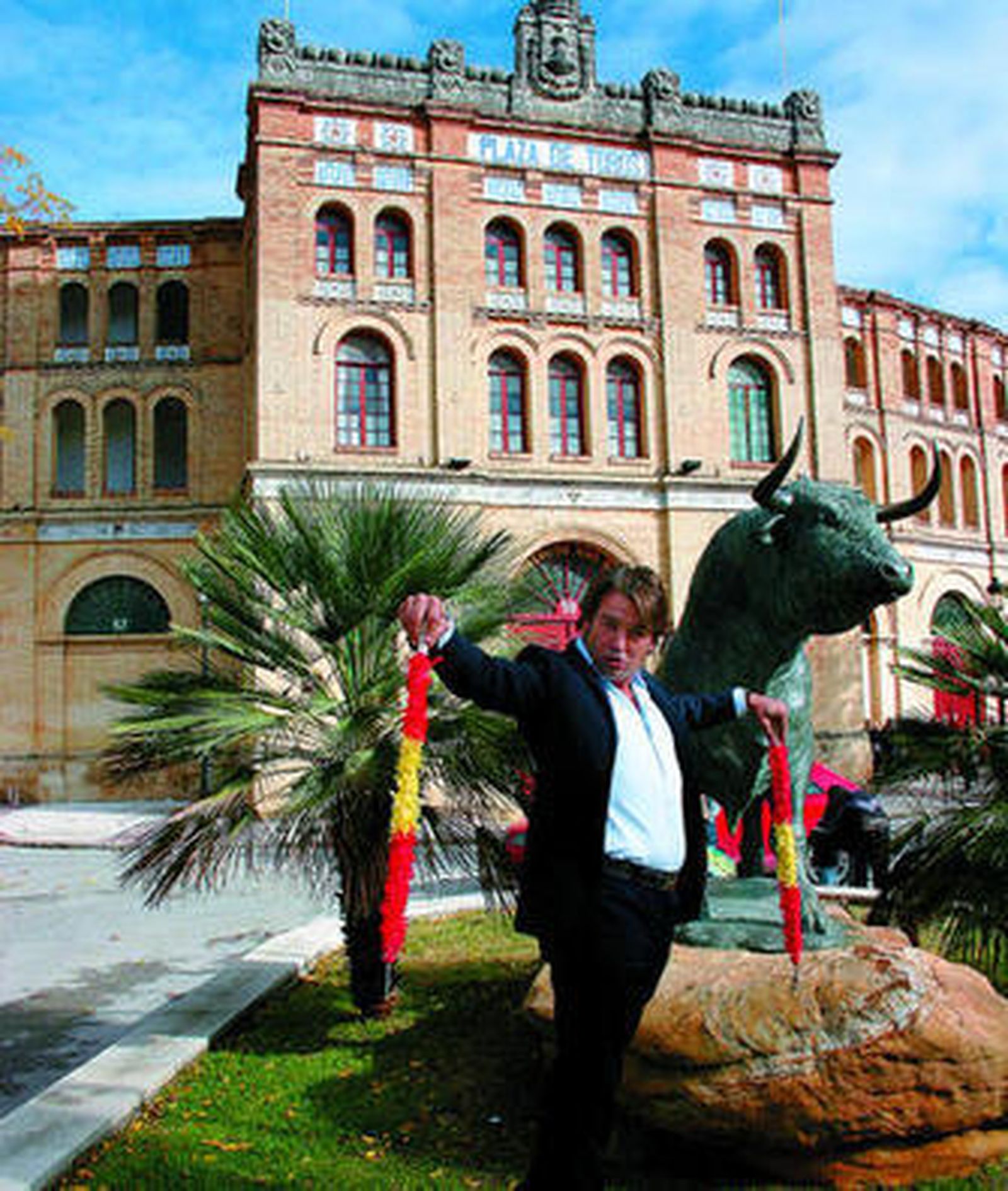 Jaime Padilla ante la plaza de El Puerto, uno de los ruedos que no permiten que un tercero pase desapercibido.