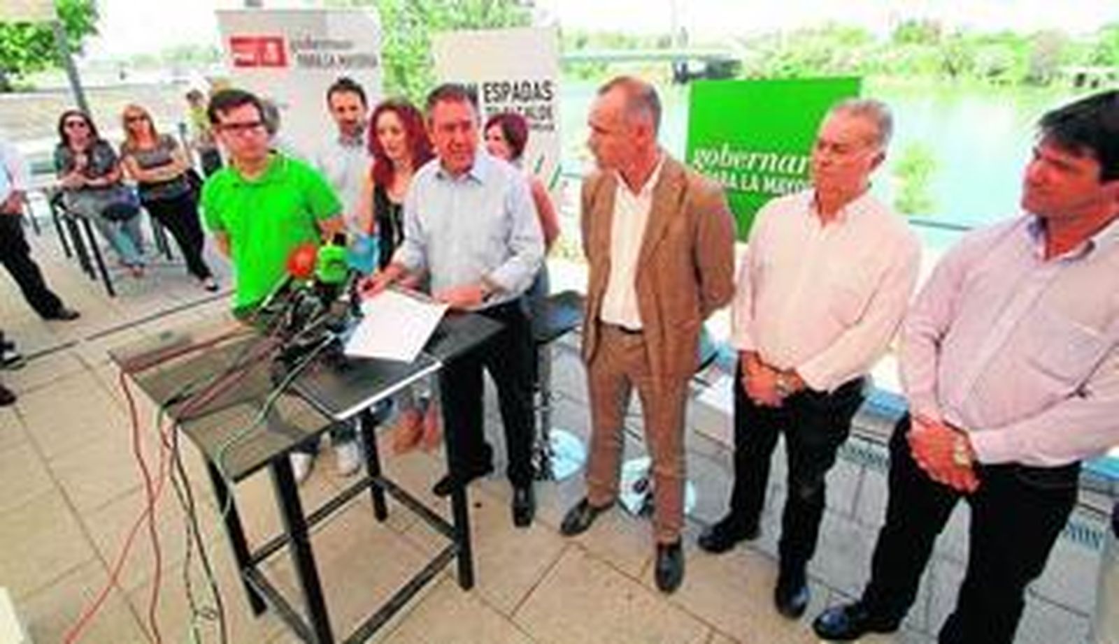 Juan Espadas celebró ayer el acto de campaña en un restaurante junto al Puente de la Barqueta.